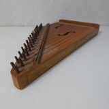 Old zither with 17 scores