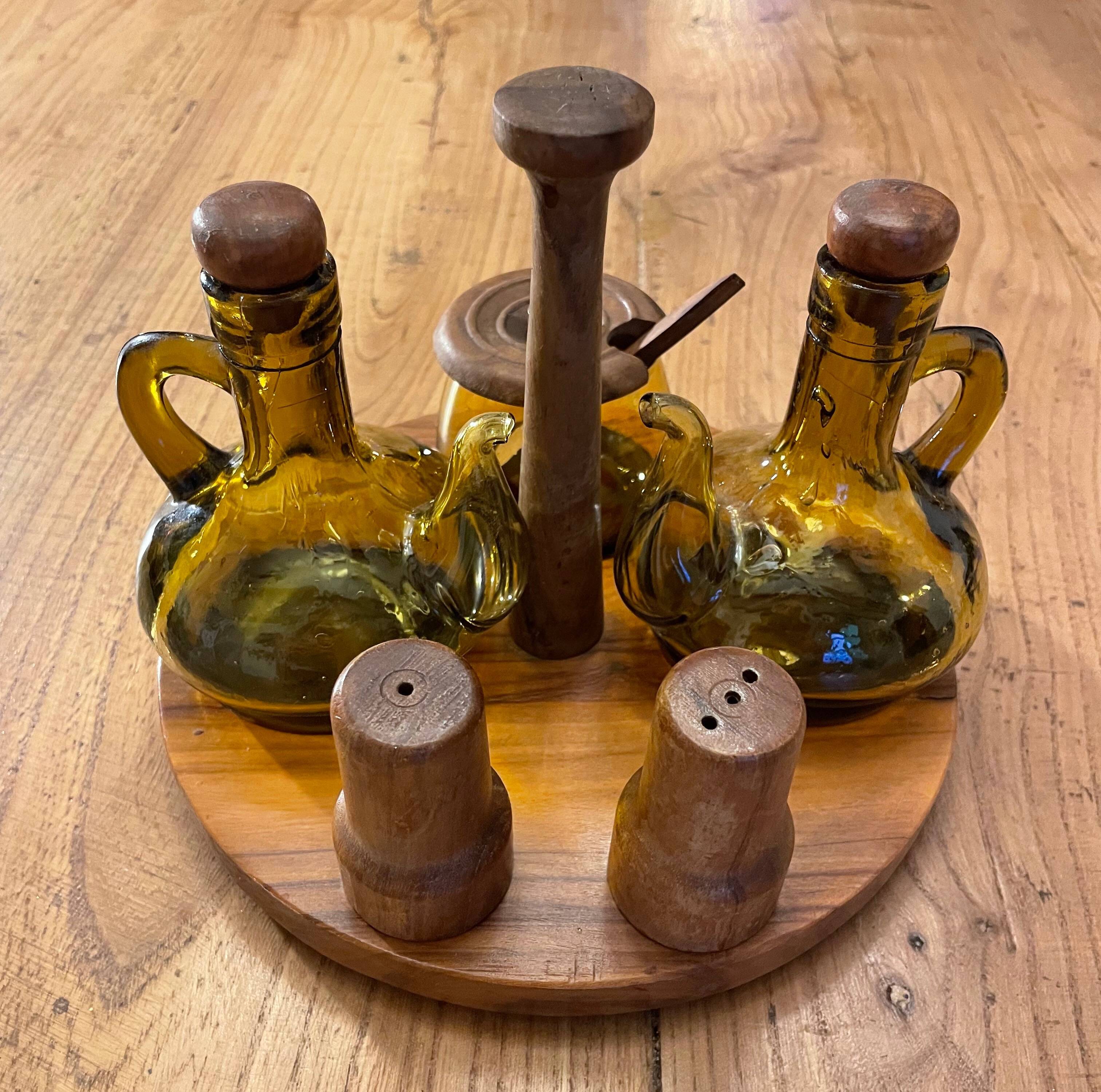 Serviteur huile vinaigre, moutarde, poivre et sel