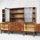 Buffet suédois ancien en noyer et ronce avec vitrine en verre, années 1940