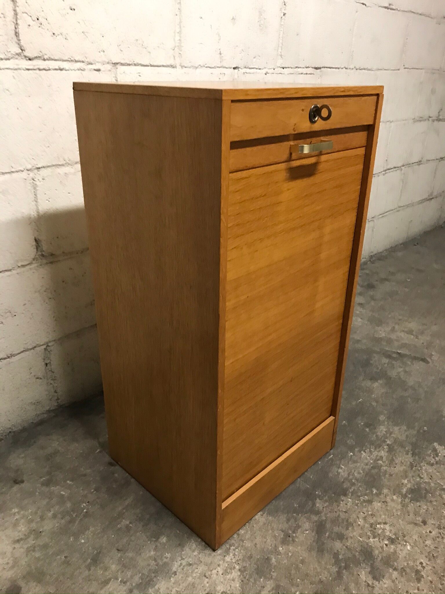 Vintage curtain-shaped binder in light honey-coloured oak