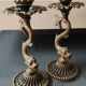 Paire Bougeoirs Carpe Koi, style Art Nouveau. En bronze patiné vieil or