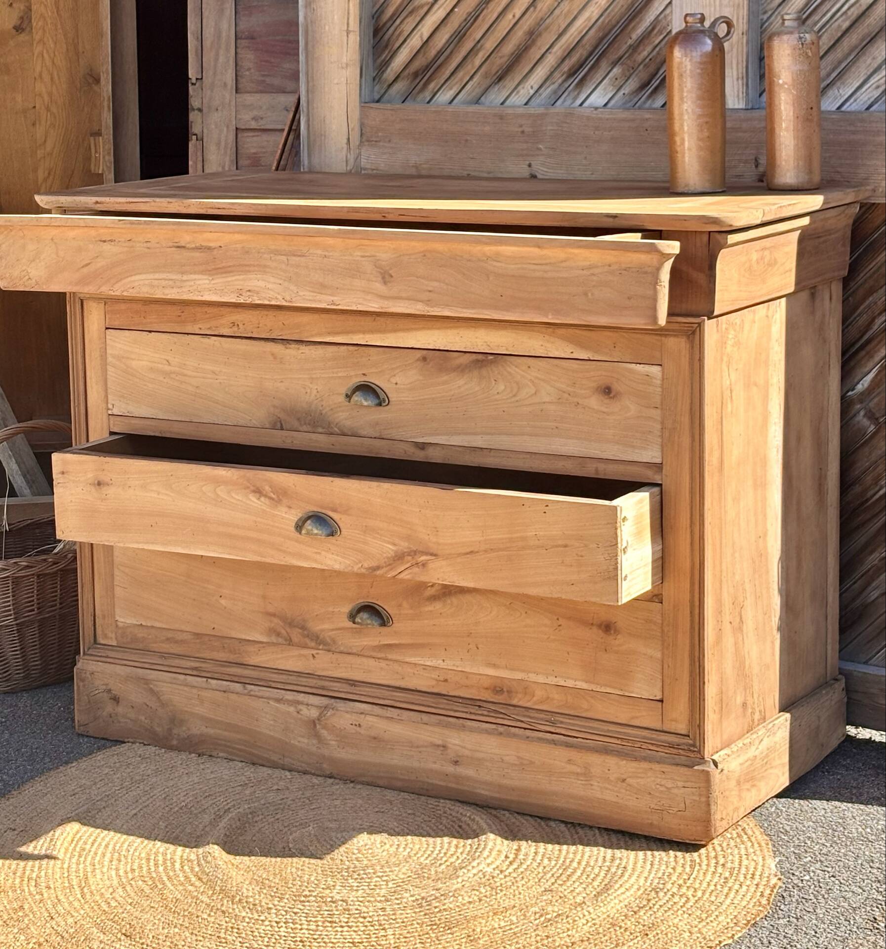 Antique chest of drawers with 4 drawers in raw solid wood.