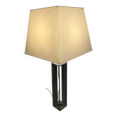 Lampe de table avec base en acier.