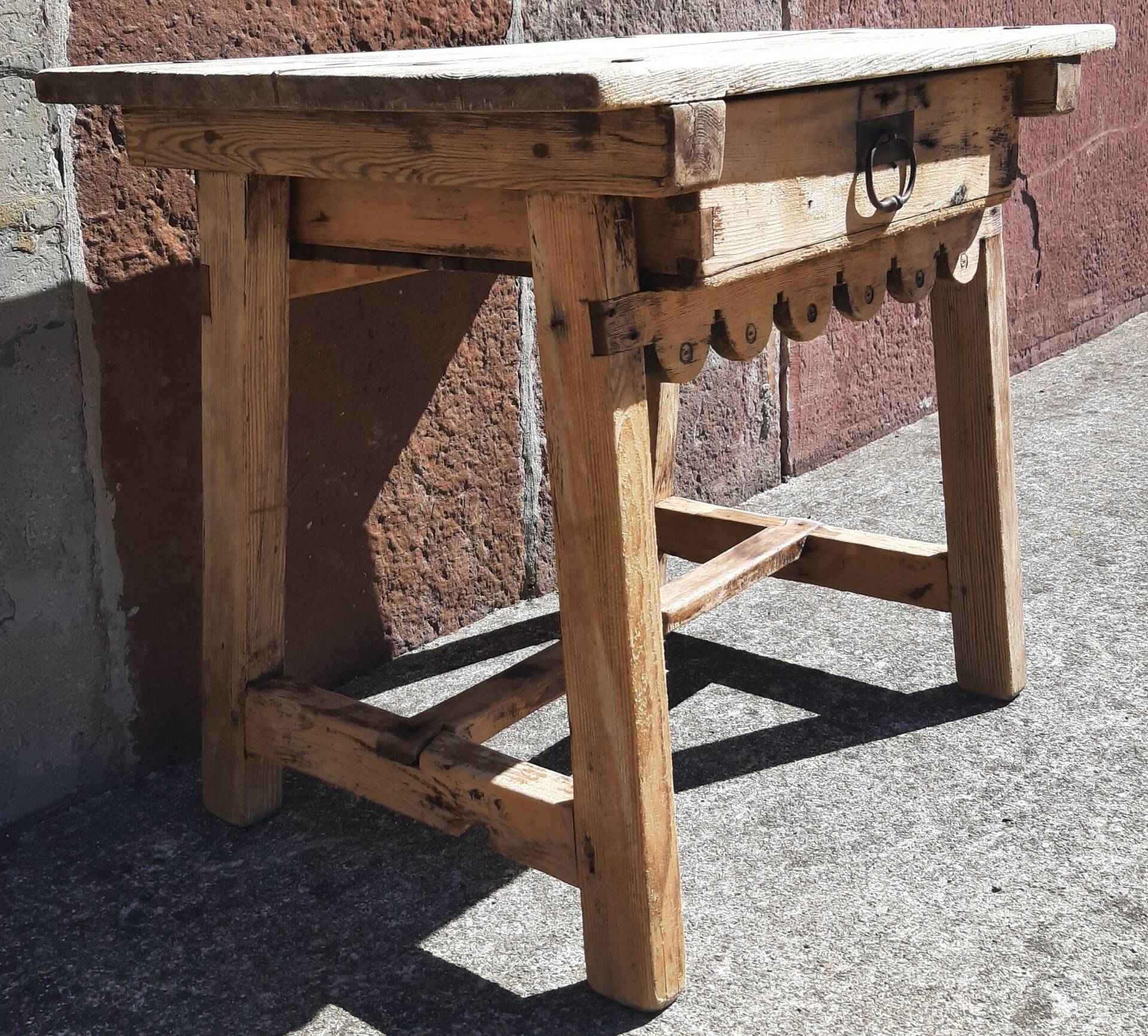 Table basse ou d' appoint. (18ème siècle)