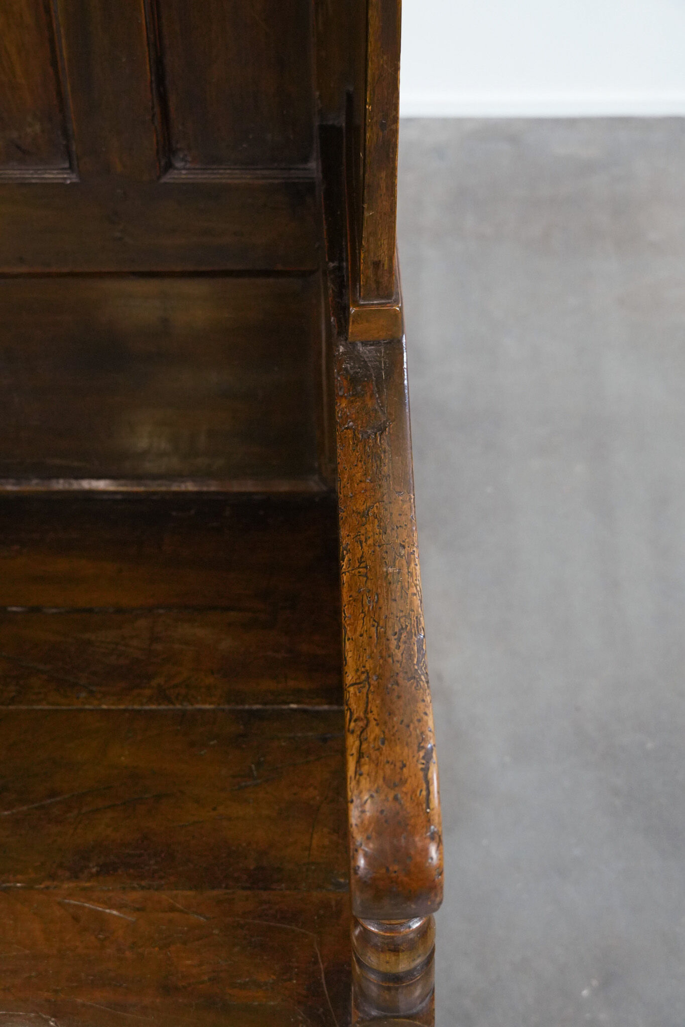 Chaise d'agnelage anglaise ancienne à capuchon du XVIIIe siècle, de forme particulière.