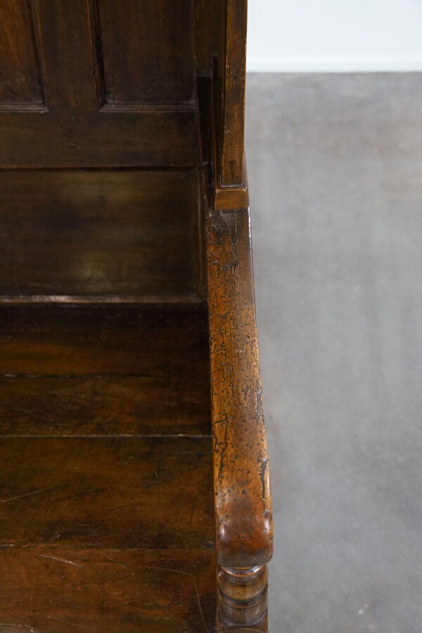 Chaise d'agnelage anglaise ancienne à capuchon du XVIIIe siècle, de forme particulière.