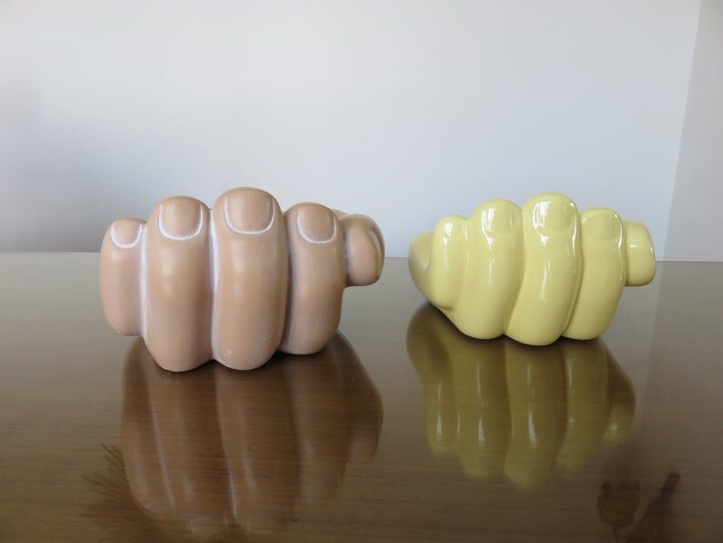 Empty hand-shaped pocket in pale yellow ceramic years70