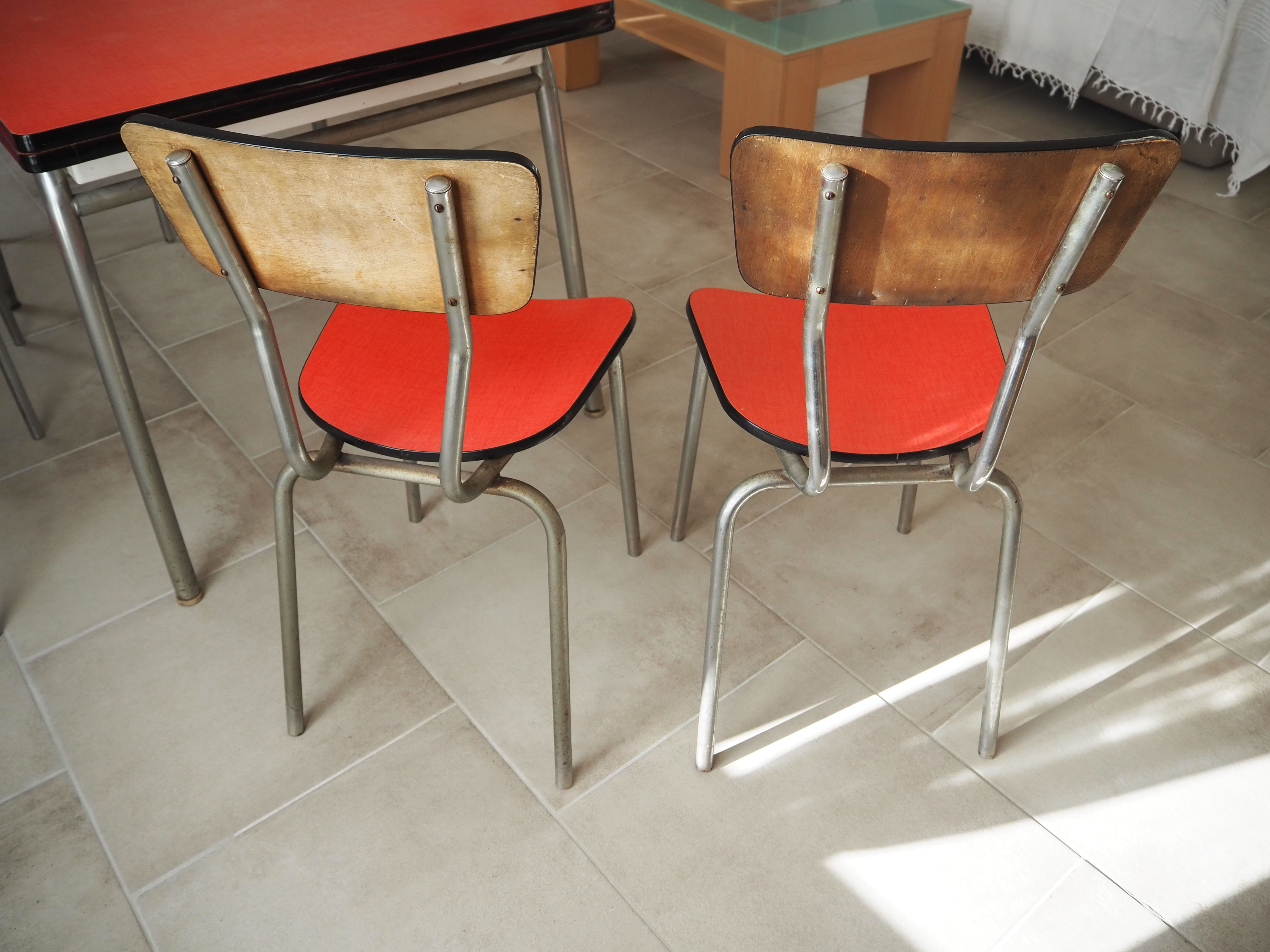 TABLE with two Italian EXTENSIONS and its 6 vintage CHAIRS of the 1970s in red color