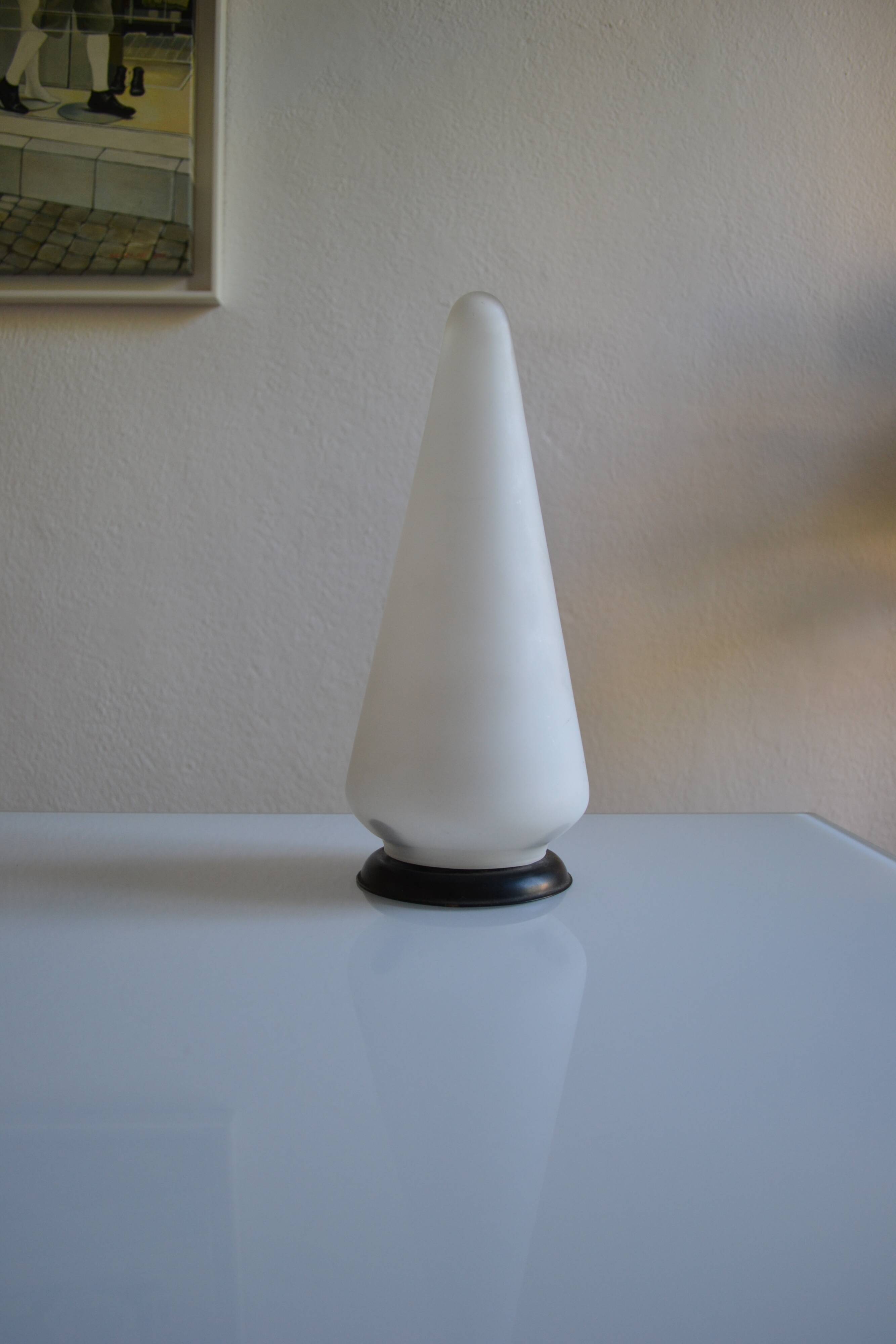 Lampe de table vers 1950 60 en verre opalin blanc