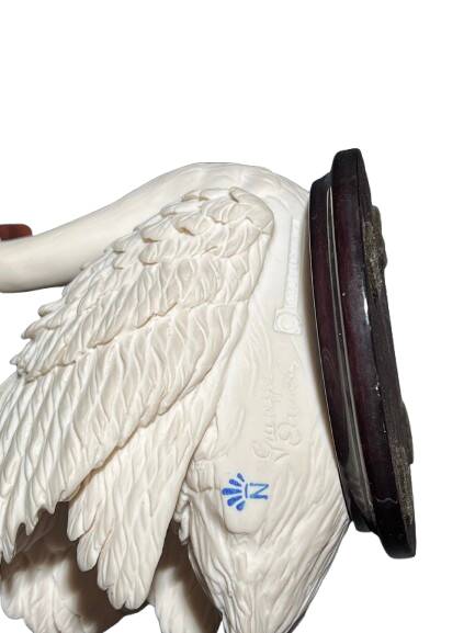 Set of two sculptures representing swans by Guiseppe Armani