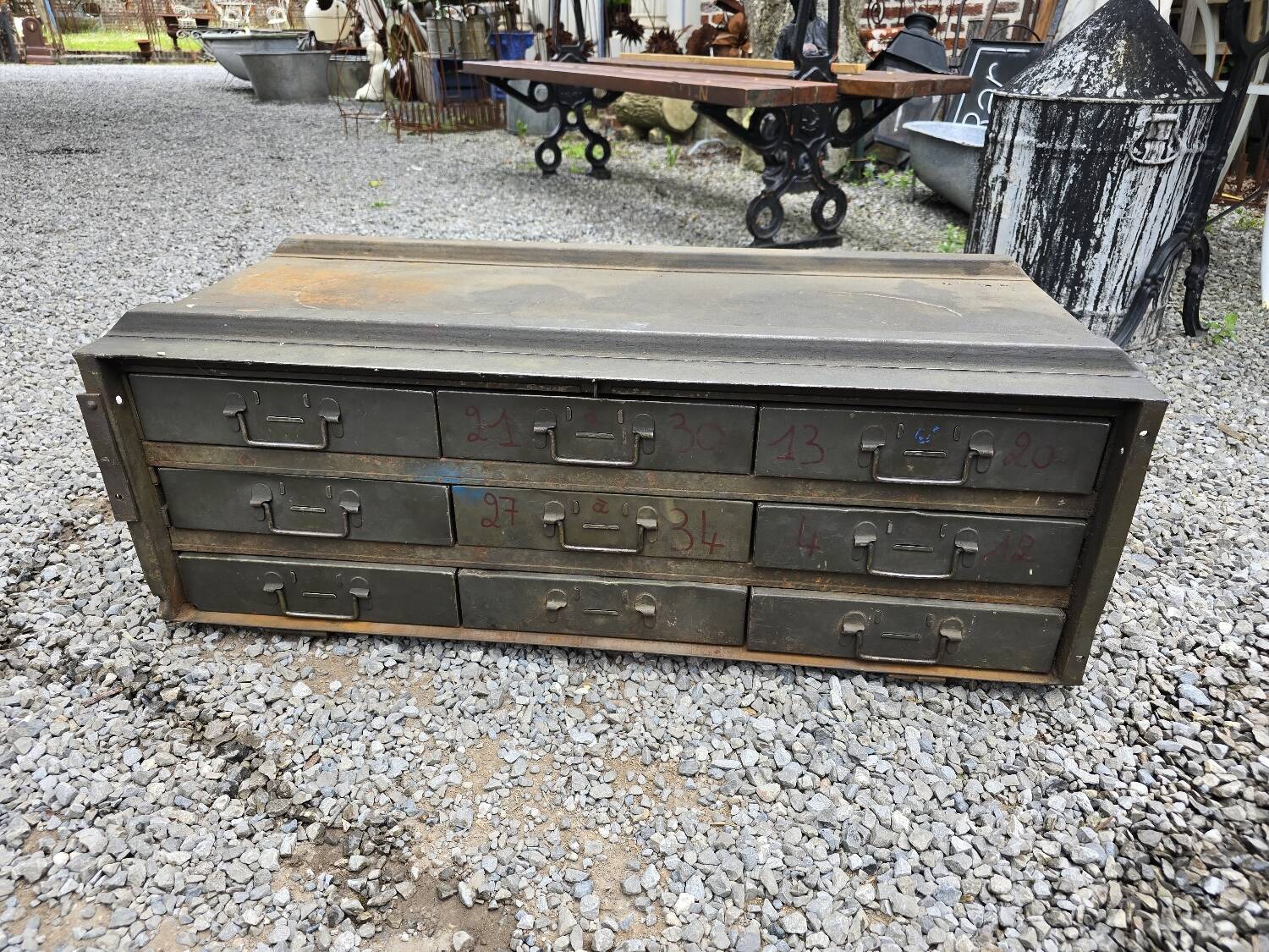 Meuble de rangement industriel en fer avec des tiroirs