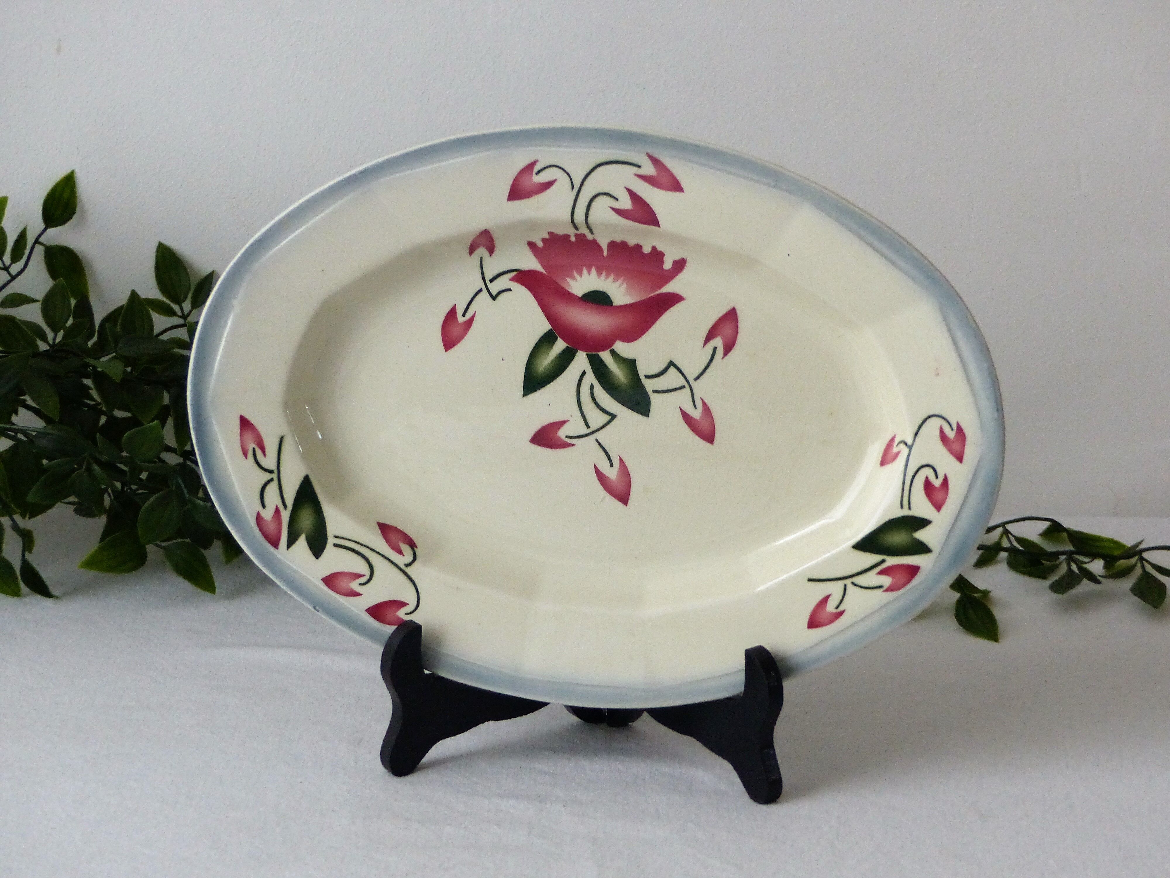 Serving dish in opaque porcelain