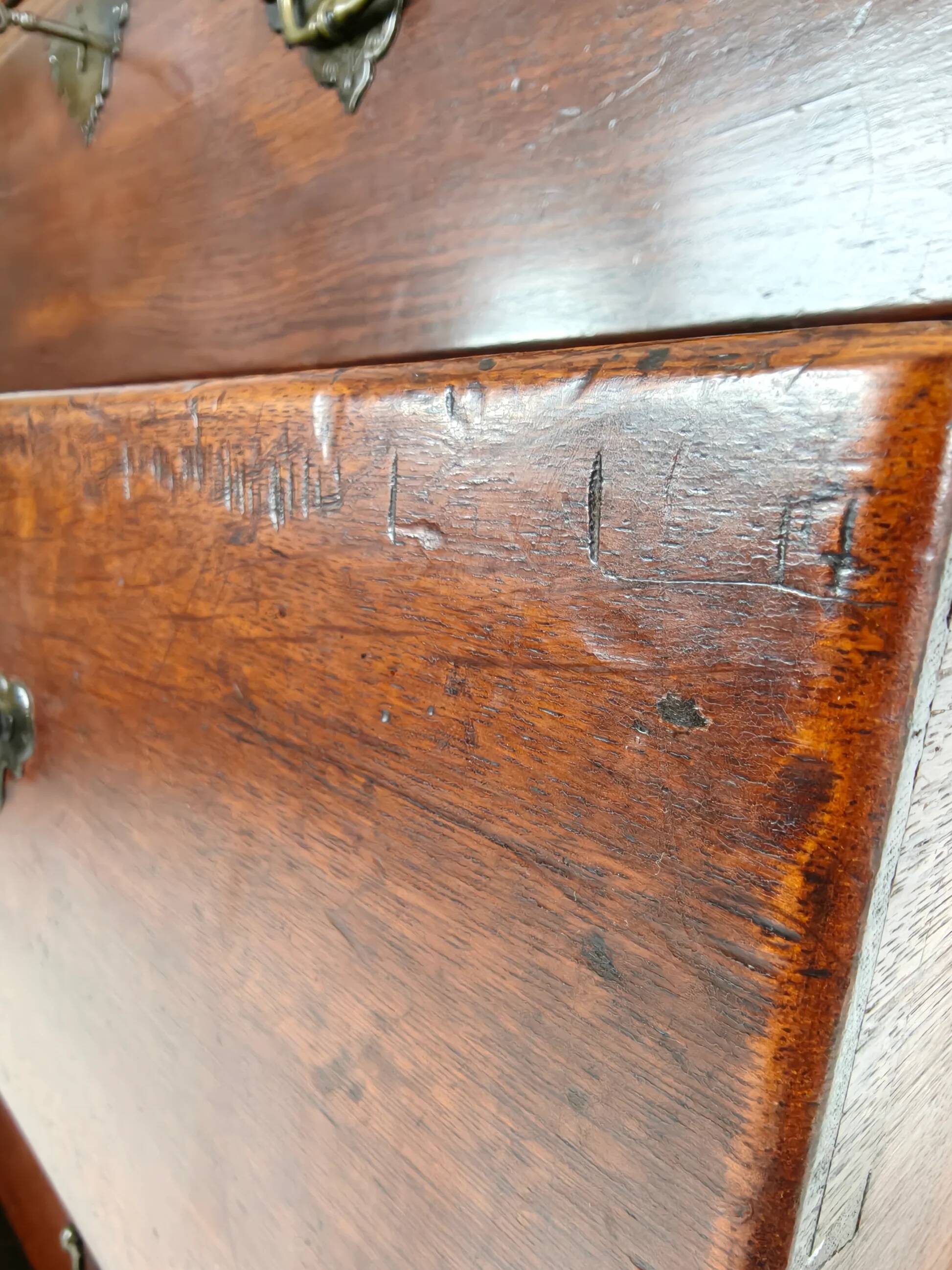 Commode haute de campagne George III / coffre sur coffre