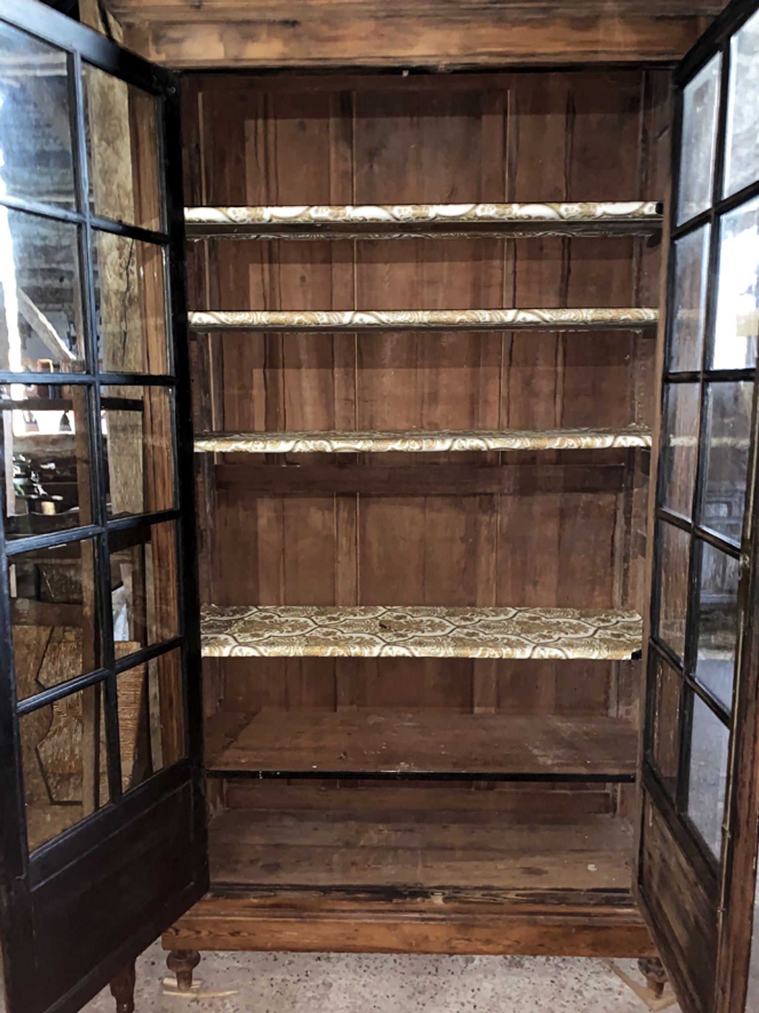 Ancienne - vitrine en bois massif