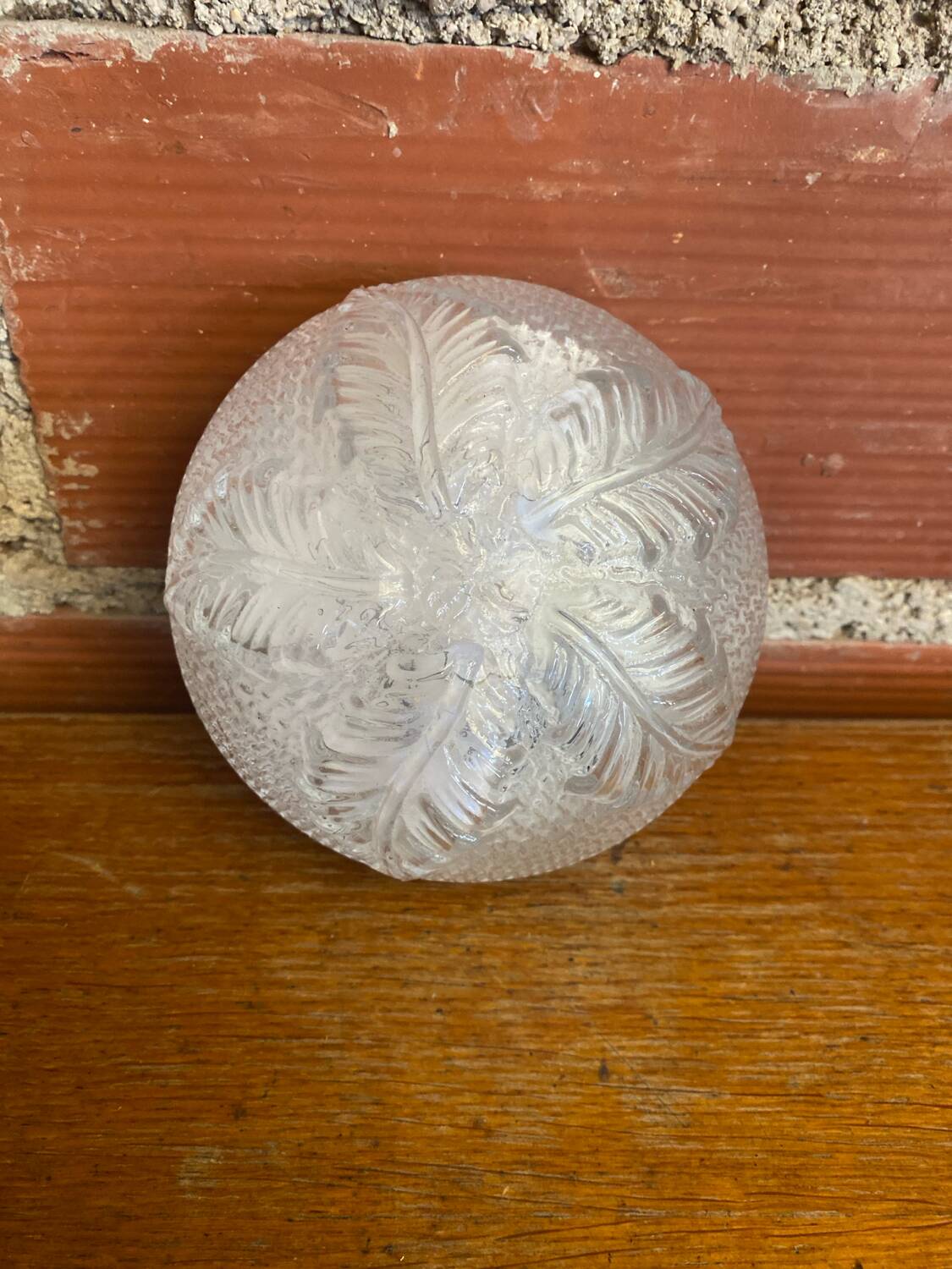 Plafonnier applique ancienne verre moulé + support metal blanc vintage