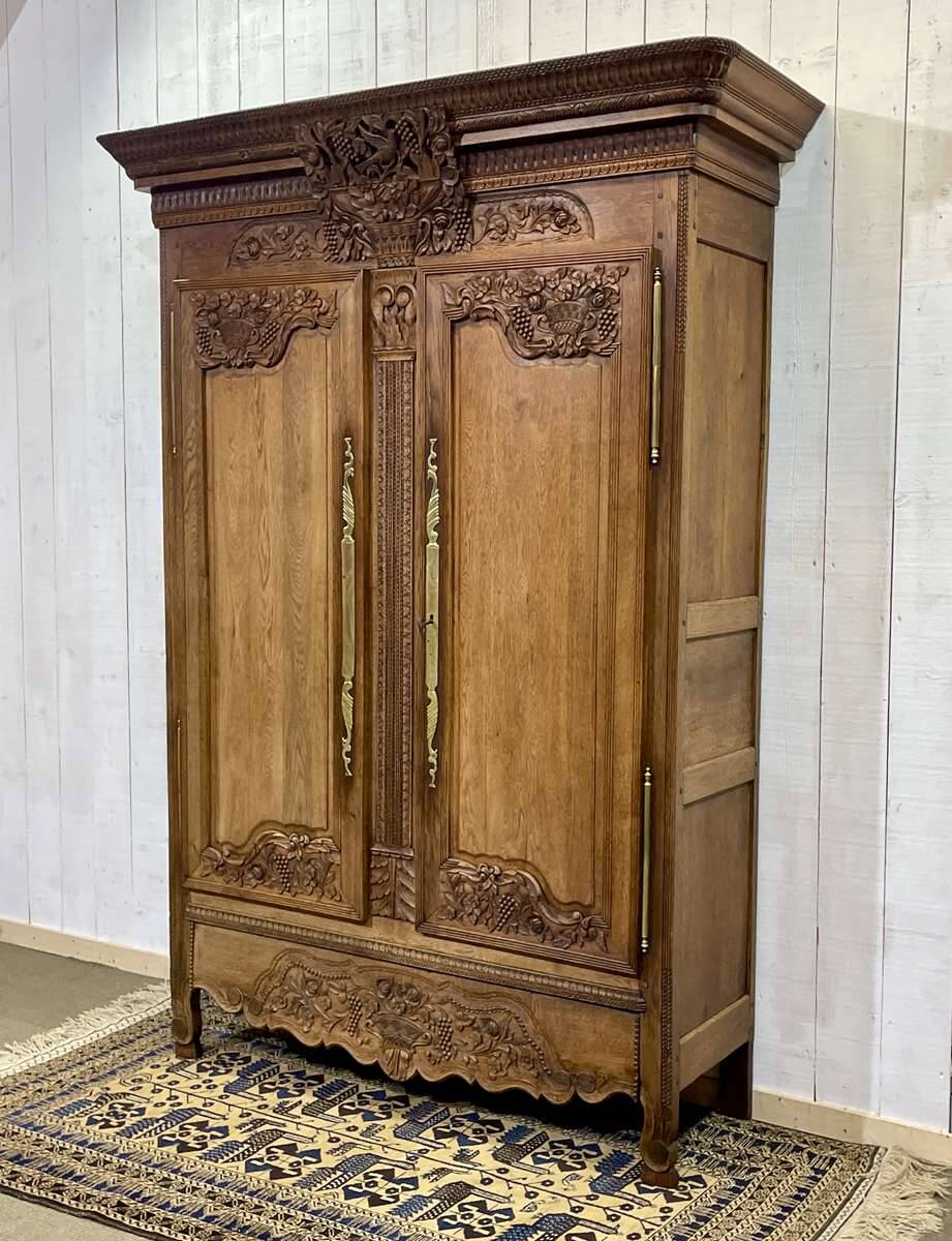 Armoire de mariage Normande sculptée en chêne clair du 19ème siècle