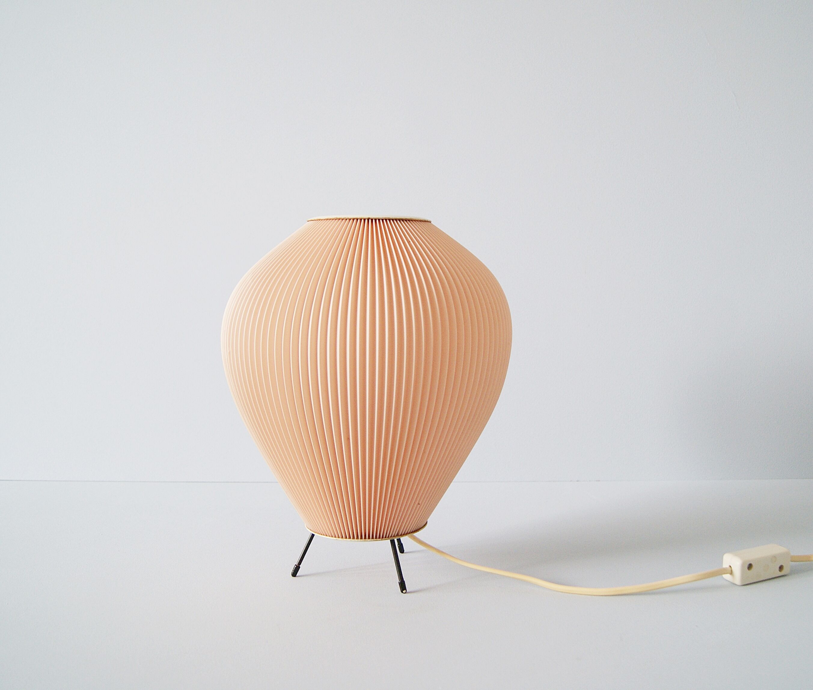 Cocoon lamp with pink pleated shade, 50's lighting