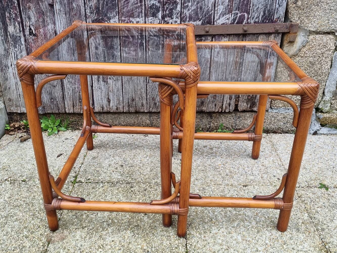 Tables basses gigogne, bambou, rotin et verre, années 70