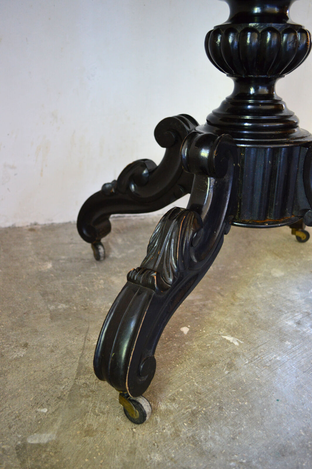 Table violon Napoléon III en bois noirci et marbre blanc, XIXe siècle