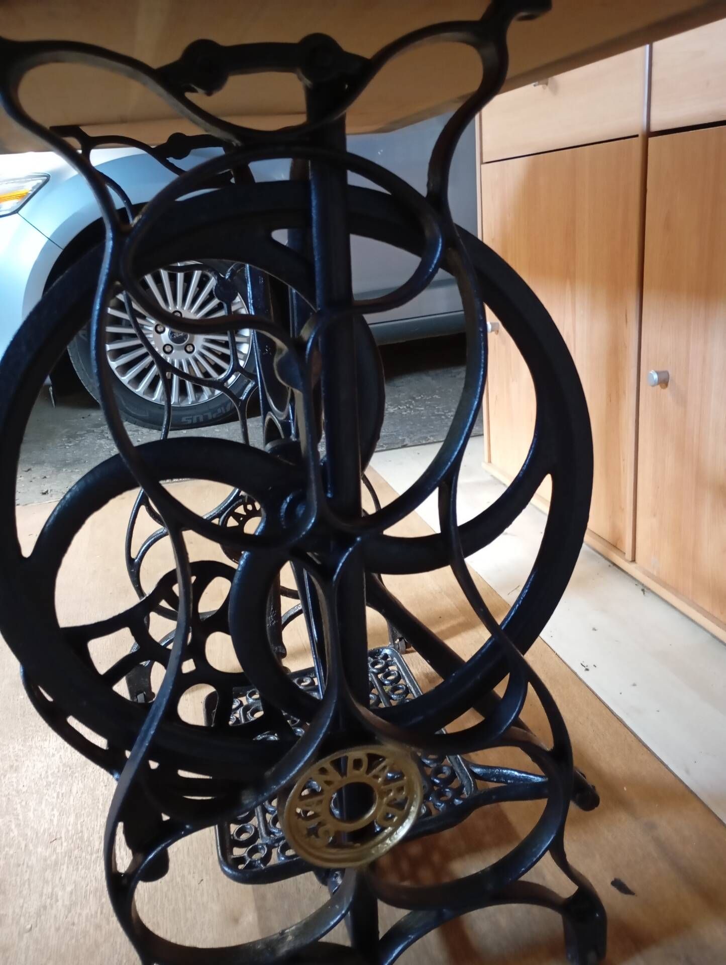 Table console vintage — Piètement en fonte & plateau en bois clair
