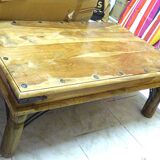 Table basse à clous indienne bois massif ferrures aux angles métal vieilli