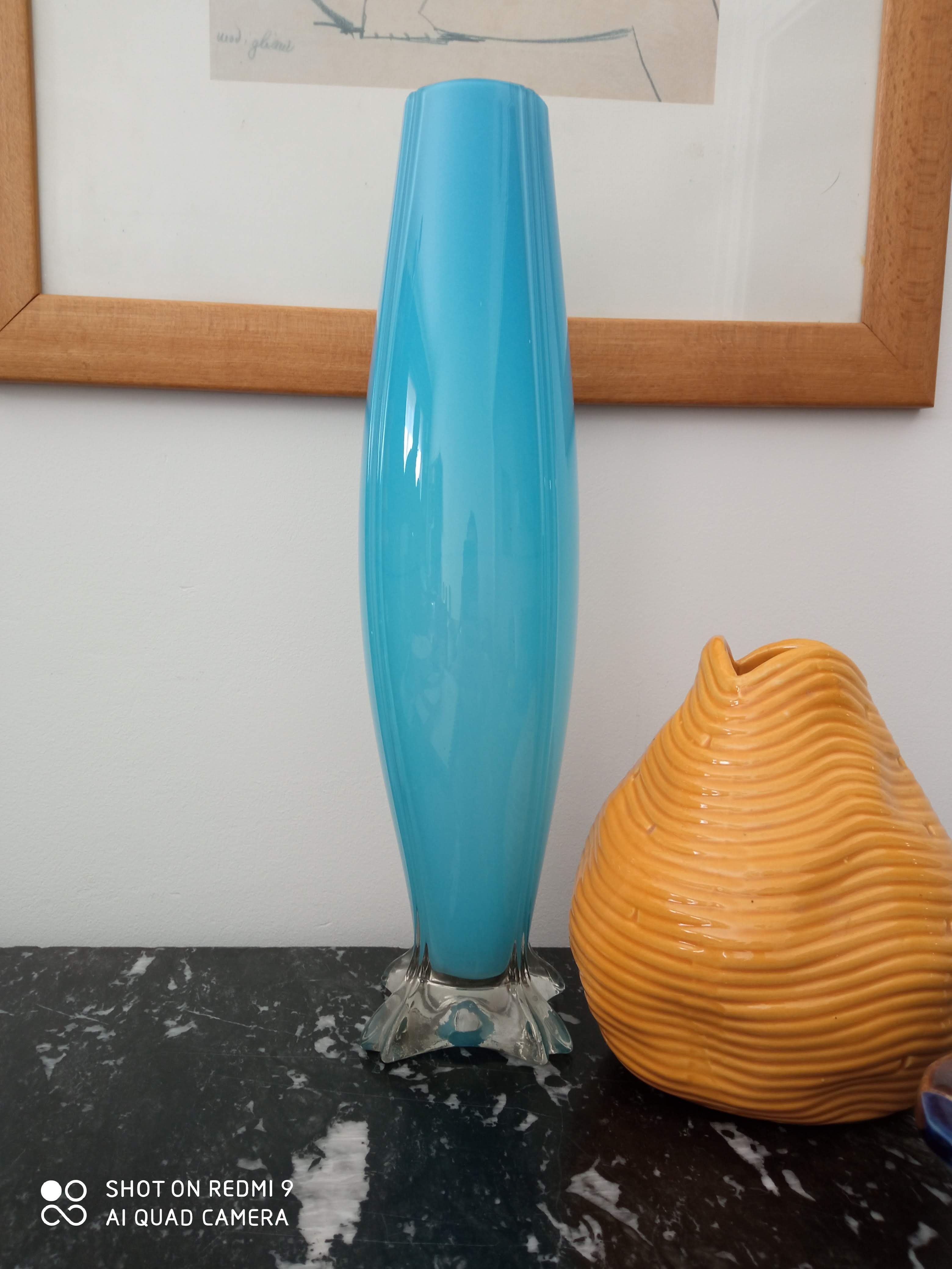 Vase en opaline bleu