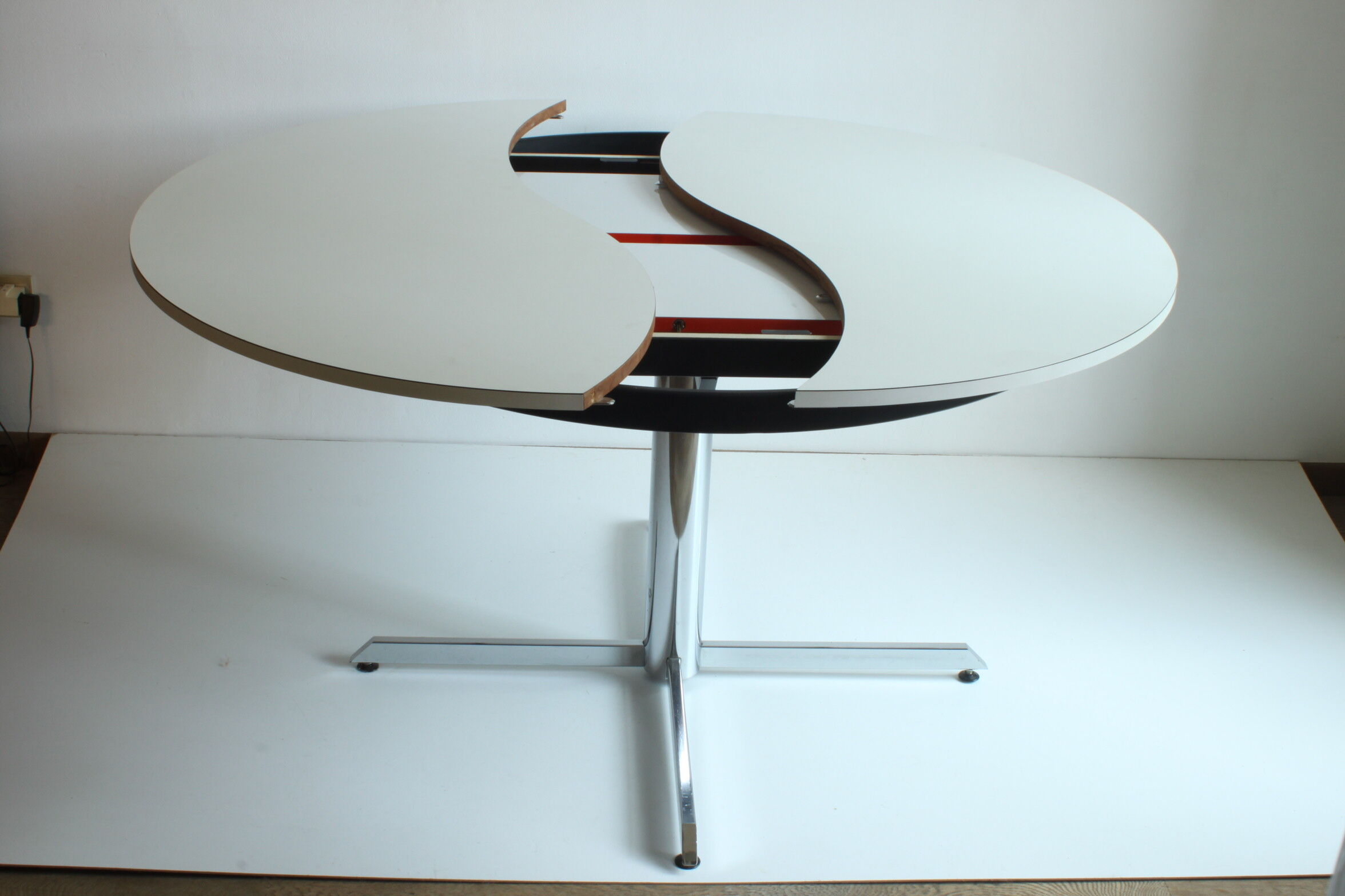 Ying-Yang round orange extendable dining table, 1970s.