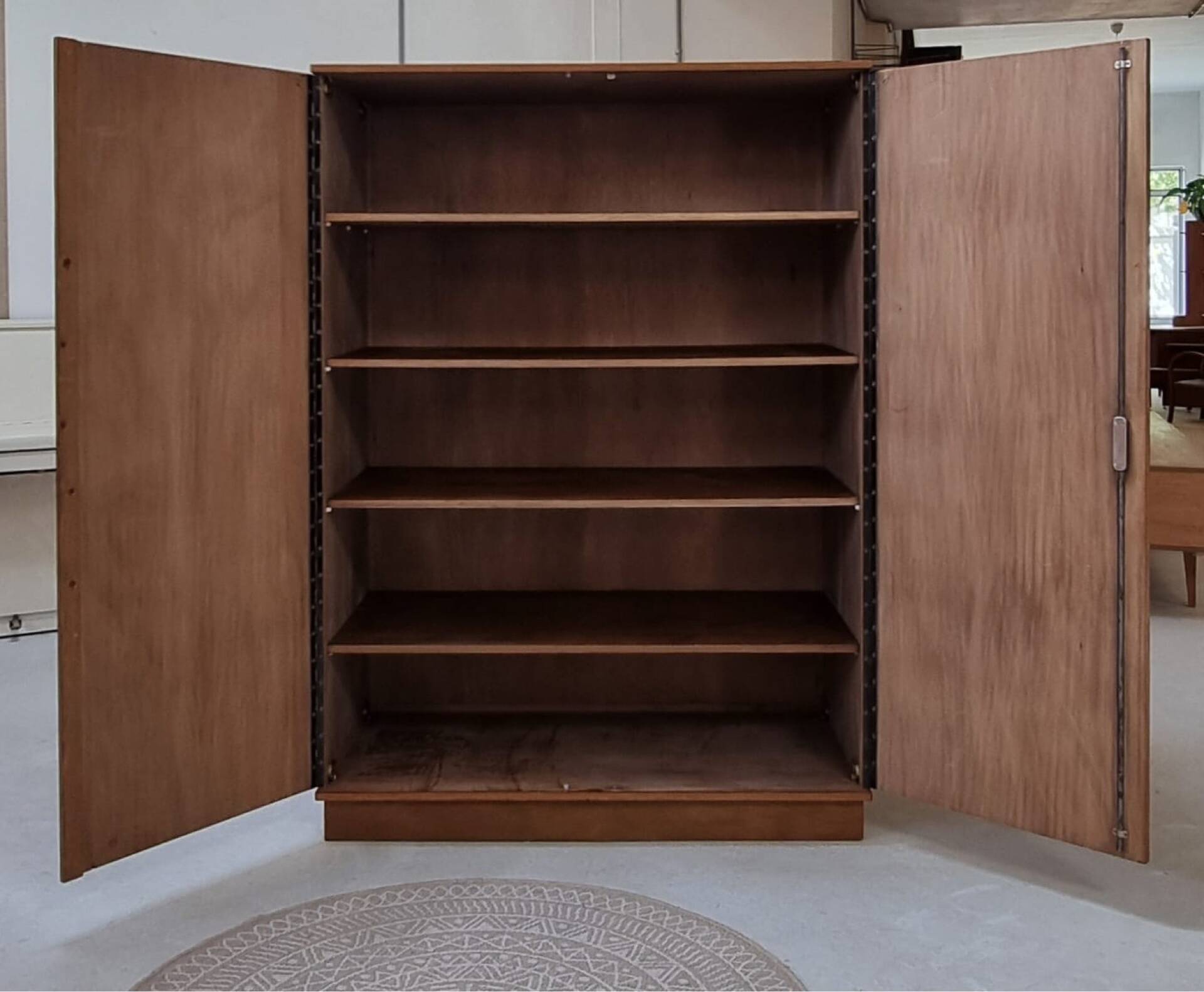 Armoire du milieu du siècle