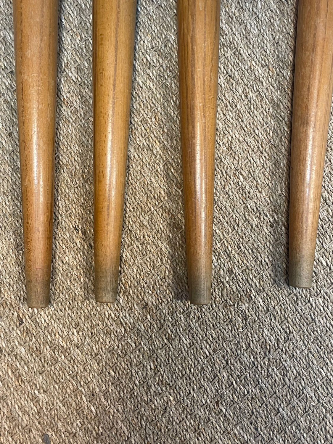 Round extendable dining table in wood, 1960