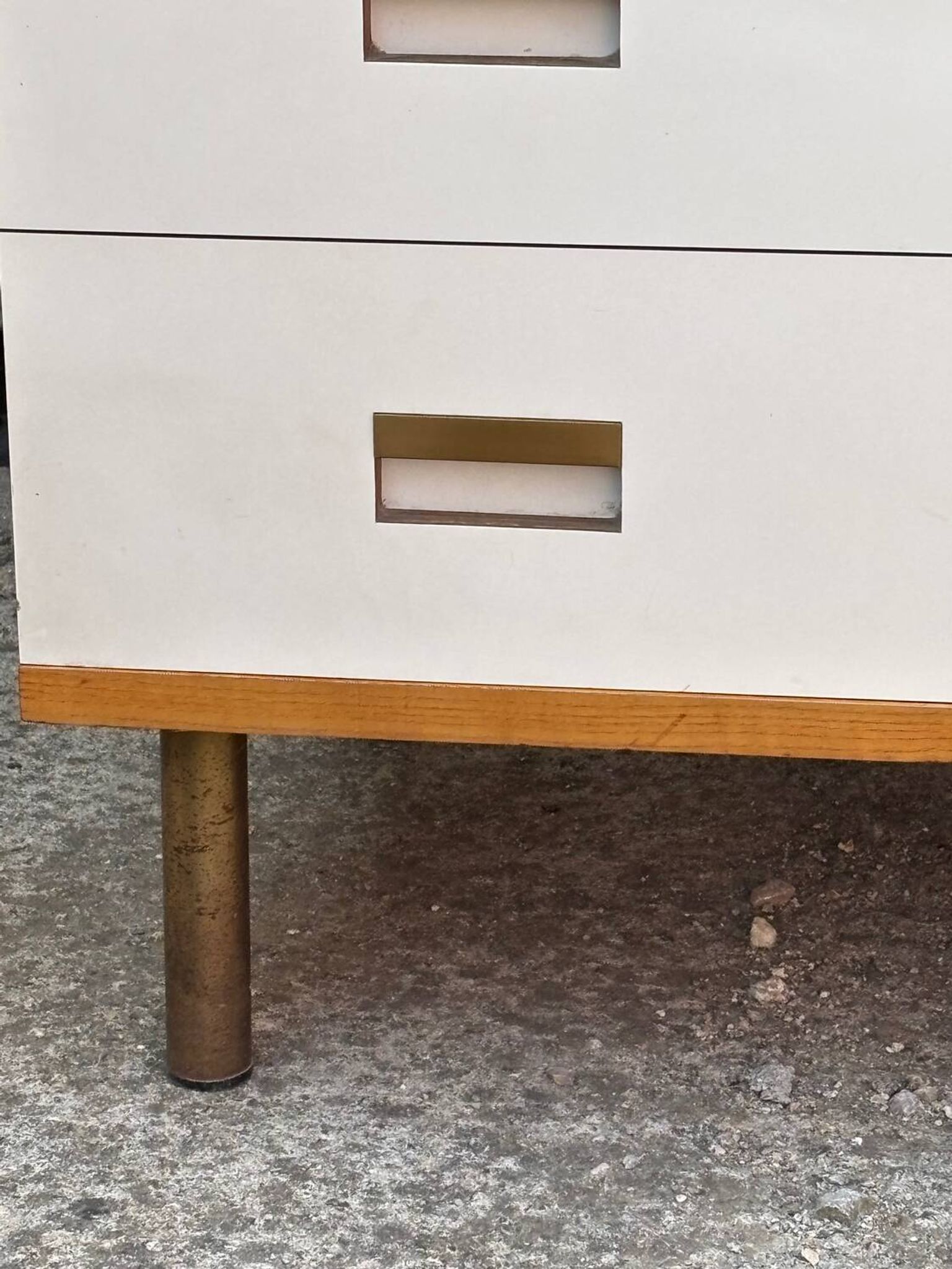 Commode années 70 chêne, laiton et placage blanc cassé