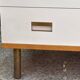 Commode années 70 chêne, laiton et placage blanc cassé
