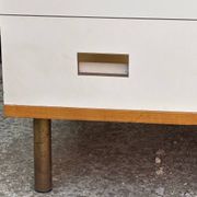 Commode années 70 chêne, laiton et placage blanc cassé