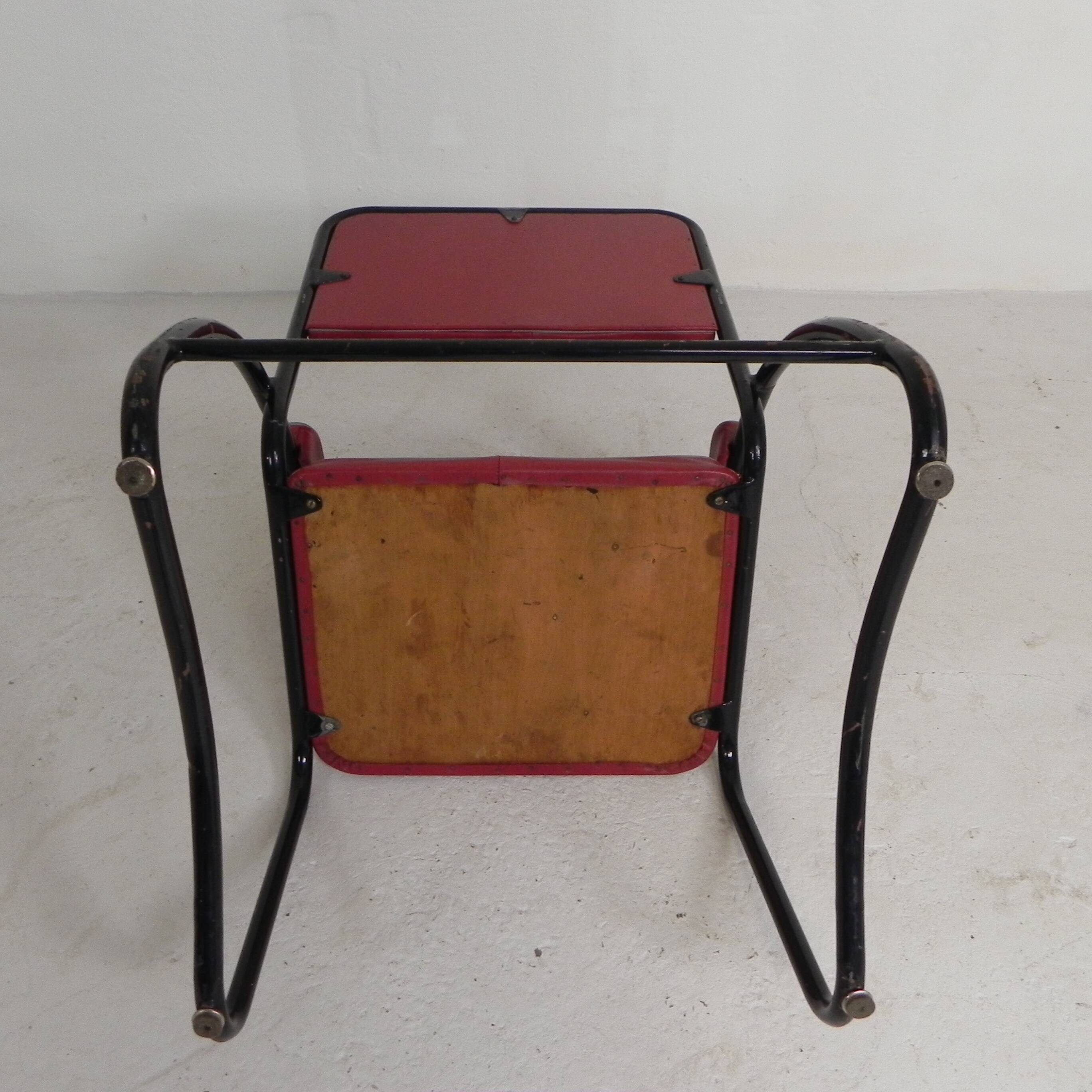 Set of 4 armchairs and a coffee table with tubular structure in Bauhaus style, 1950s.