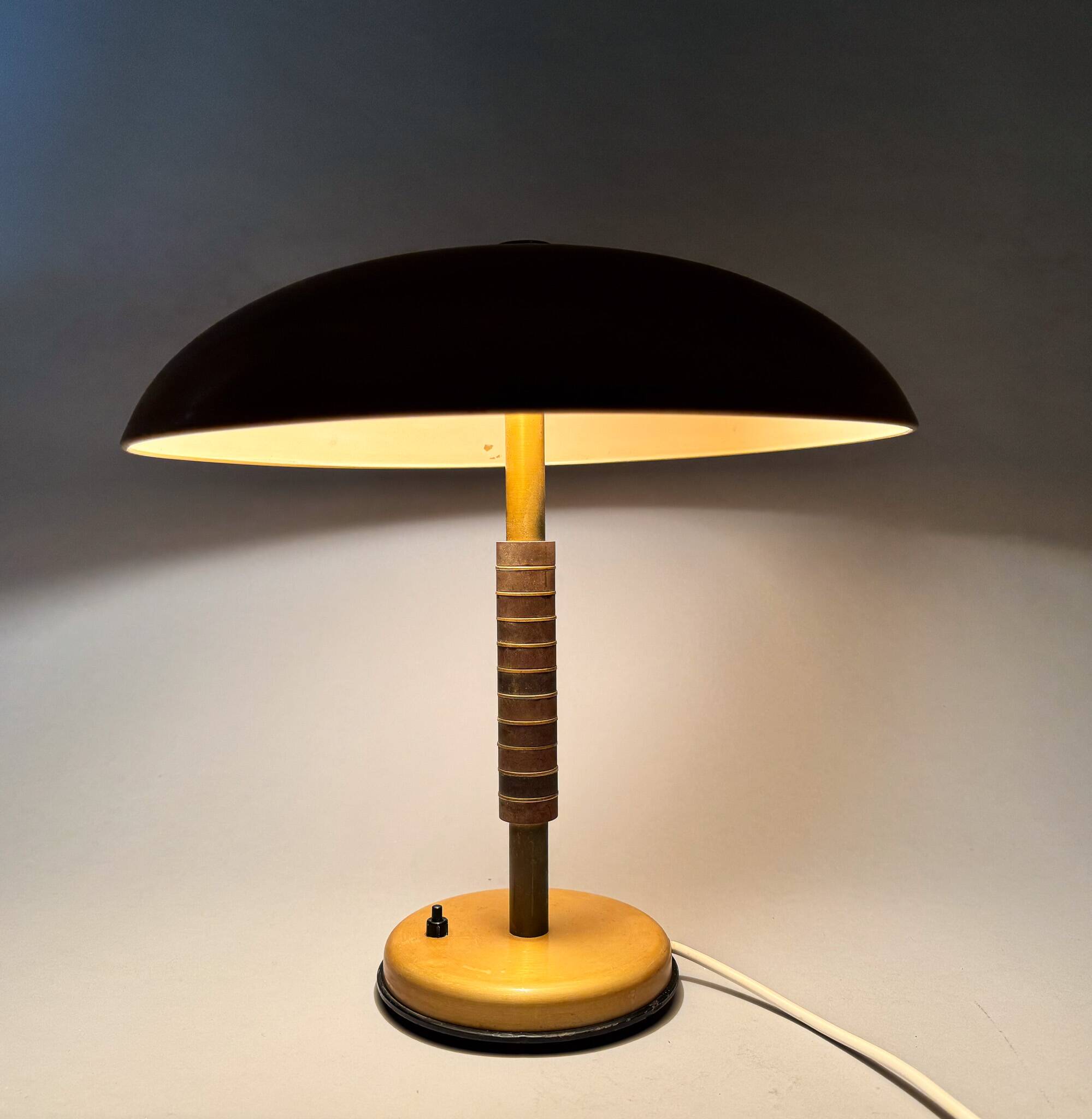 Lampe de table vintage Bauhaus en métal et bakélite