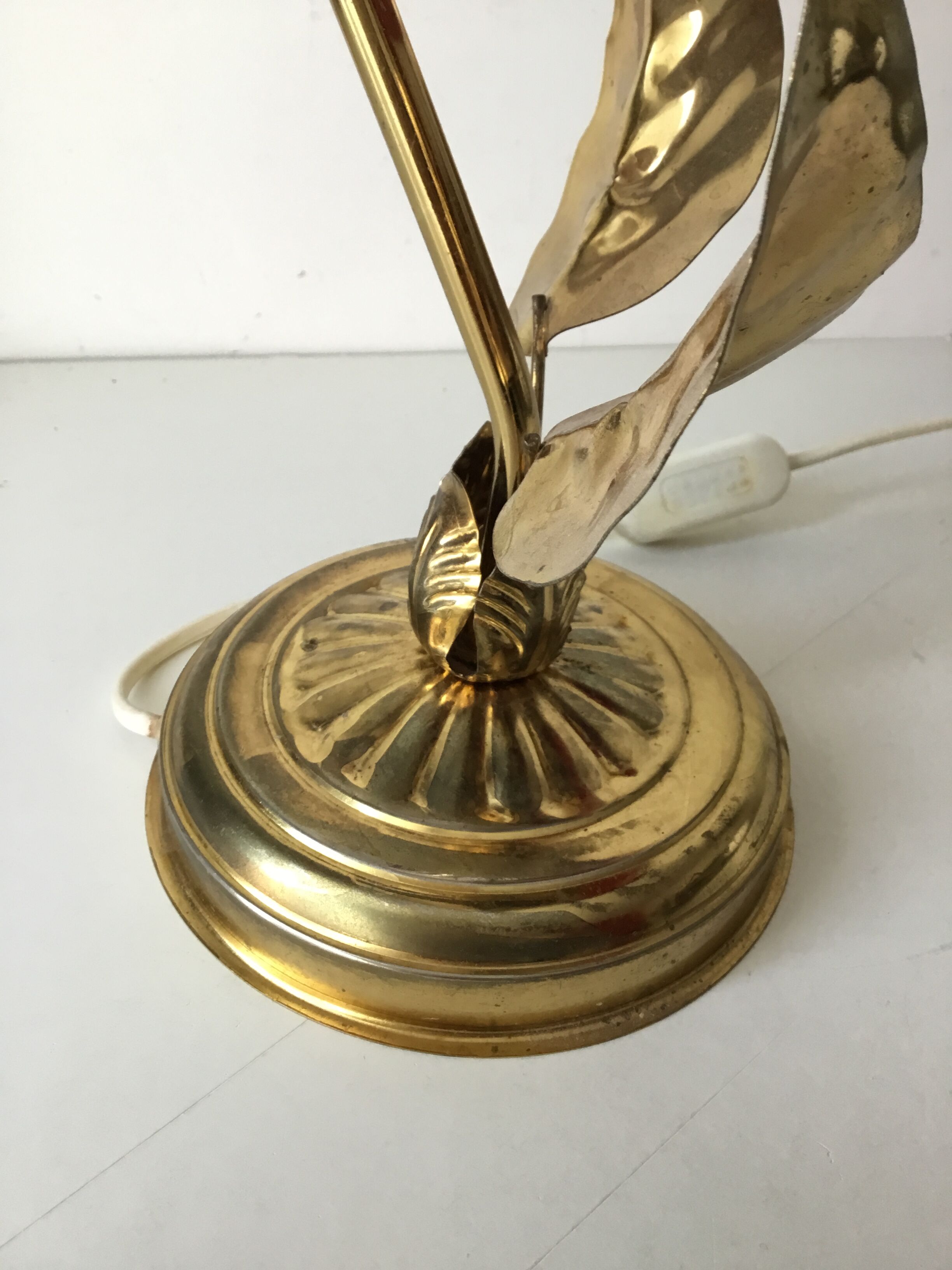 Floor lamp in gold metal