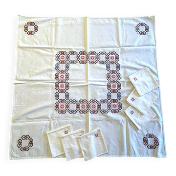 Linge de maison, nappe à thé brodée 6 serviettes vers 1960
