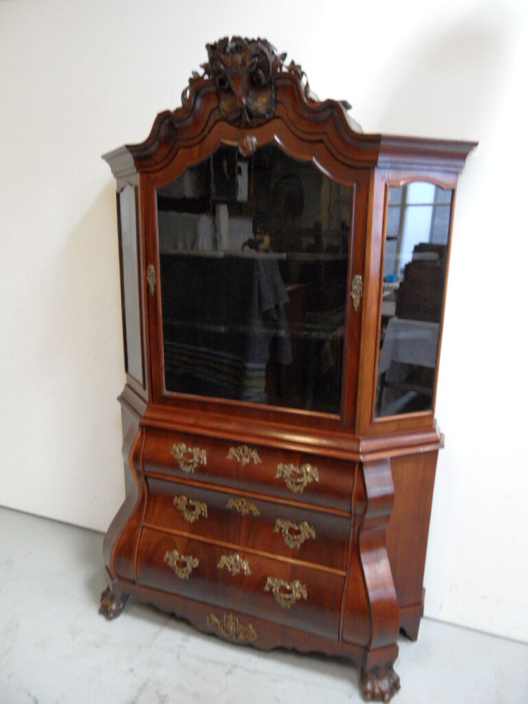 Cabinet en porcelaine d’acajou antique