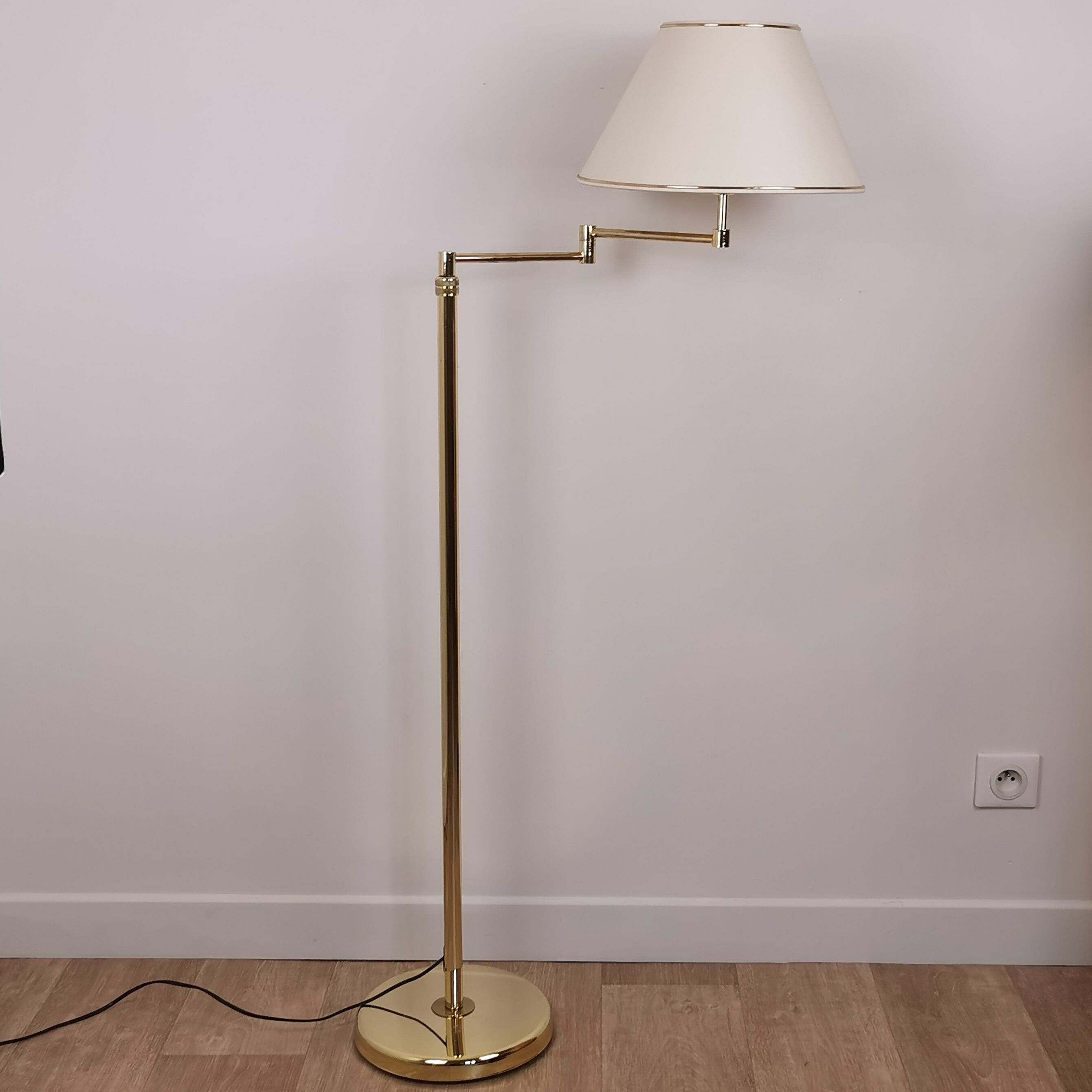 Articulated e-reader floor lamp