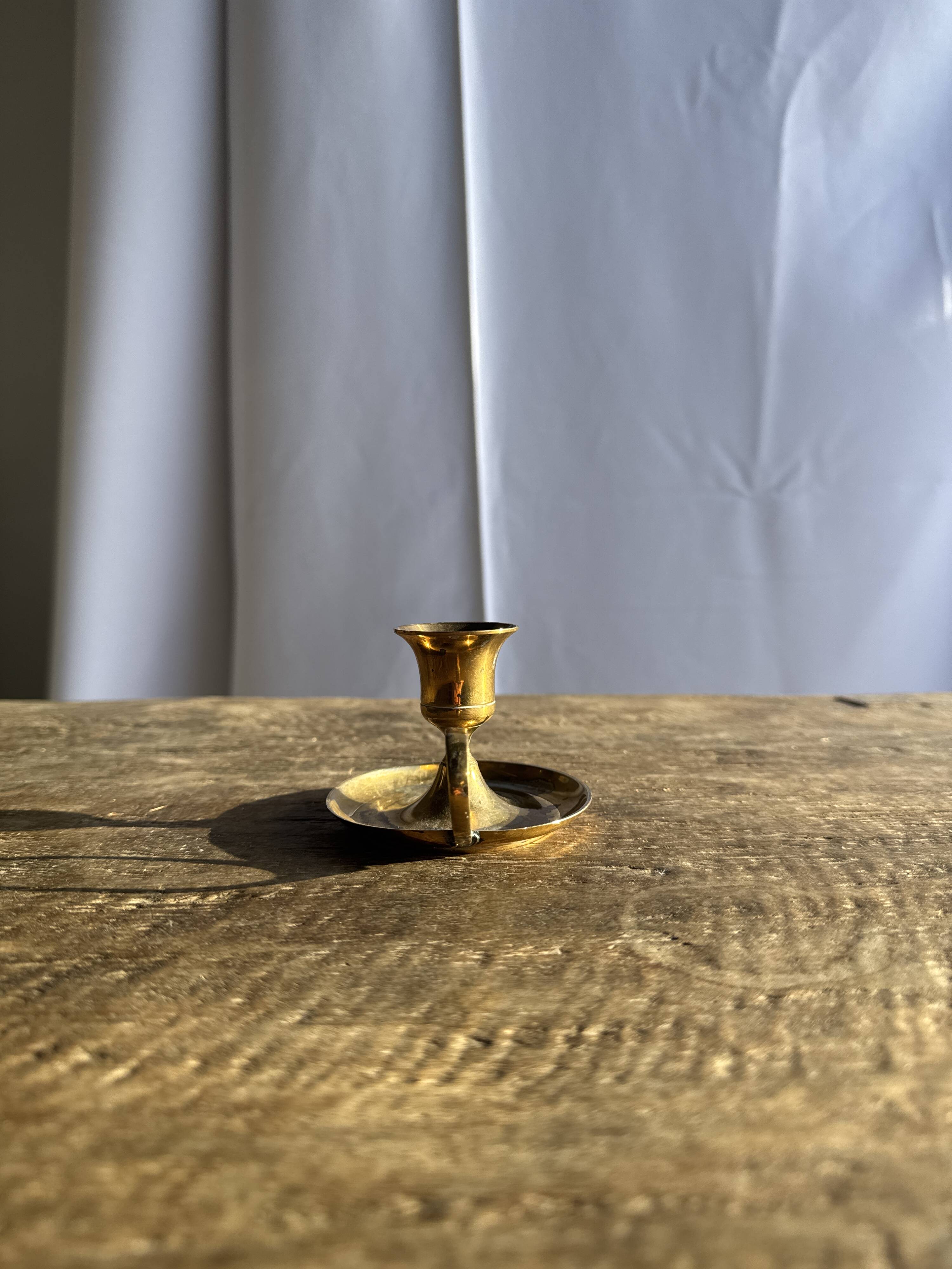 Small golden hand candlestick with a round loop handle D8 H6.5