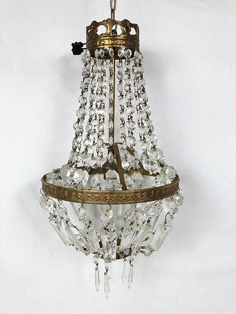 Small hot air balloon chandelier with grapevines