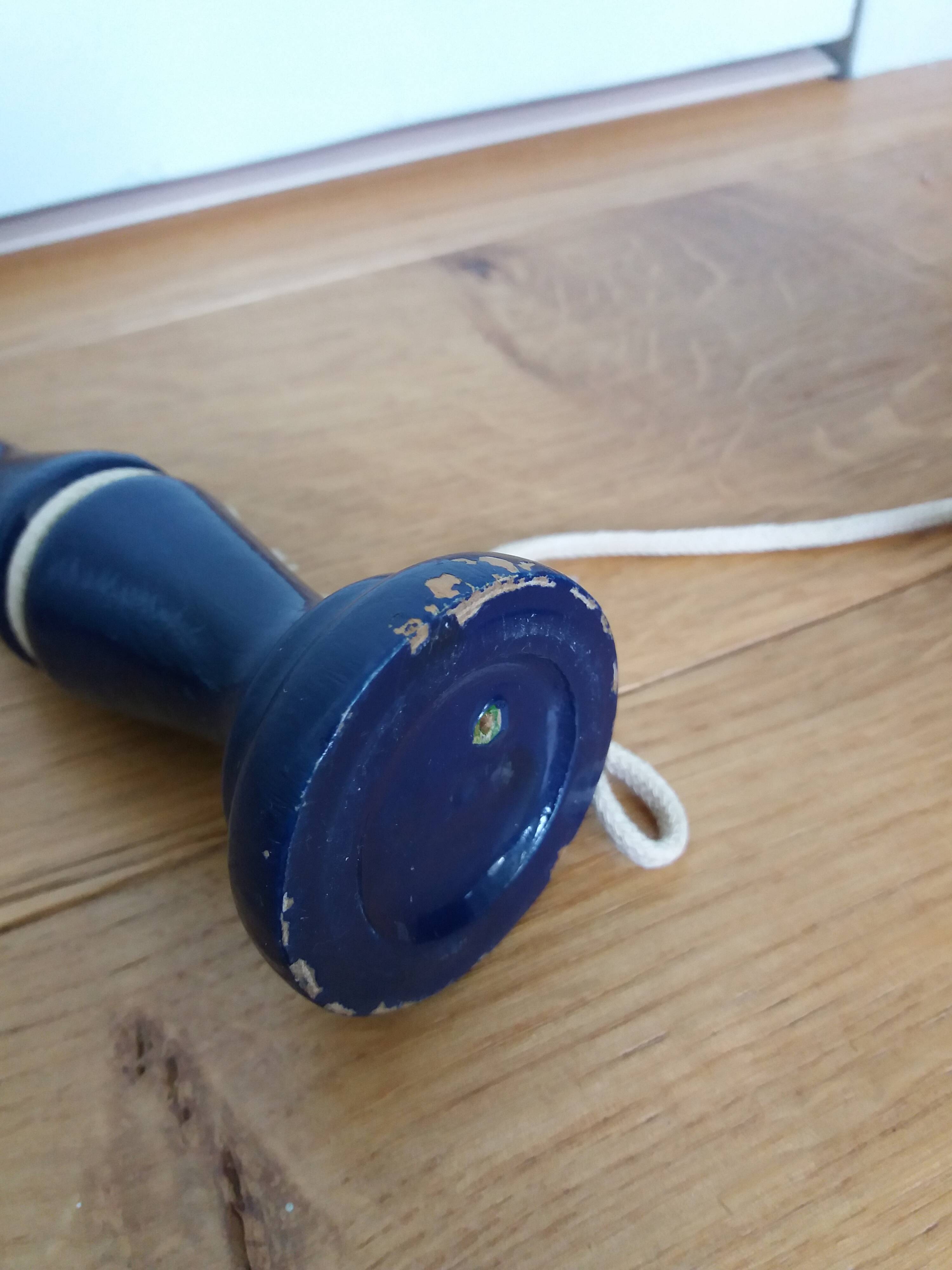 Bilboquet ancien bois laqué bleu