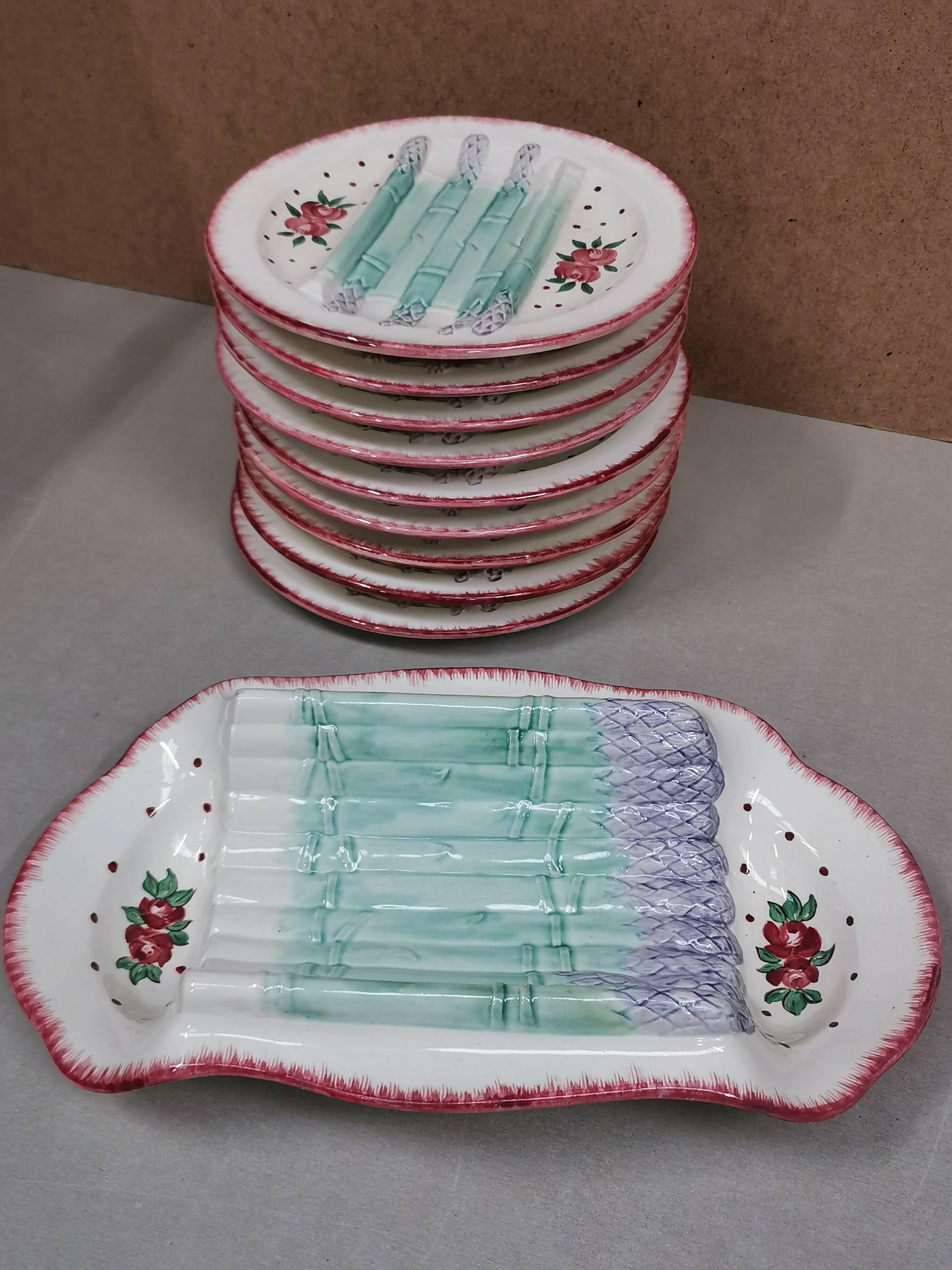 Plat et assiettes barbotine , service à asperges en faience de longchamp