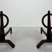 Paire de Chenets Modernistes en Fer Forgé à Anneaux de Couronnement et Base