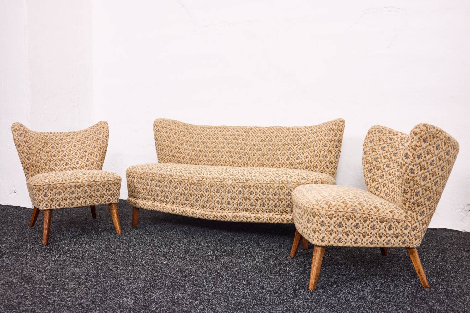 Ensemble canapé et fauteuil cocktail suédois, années 1950 – Dossier courbé