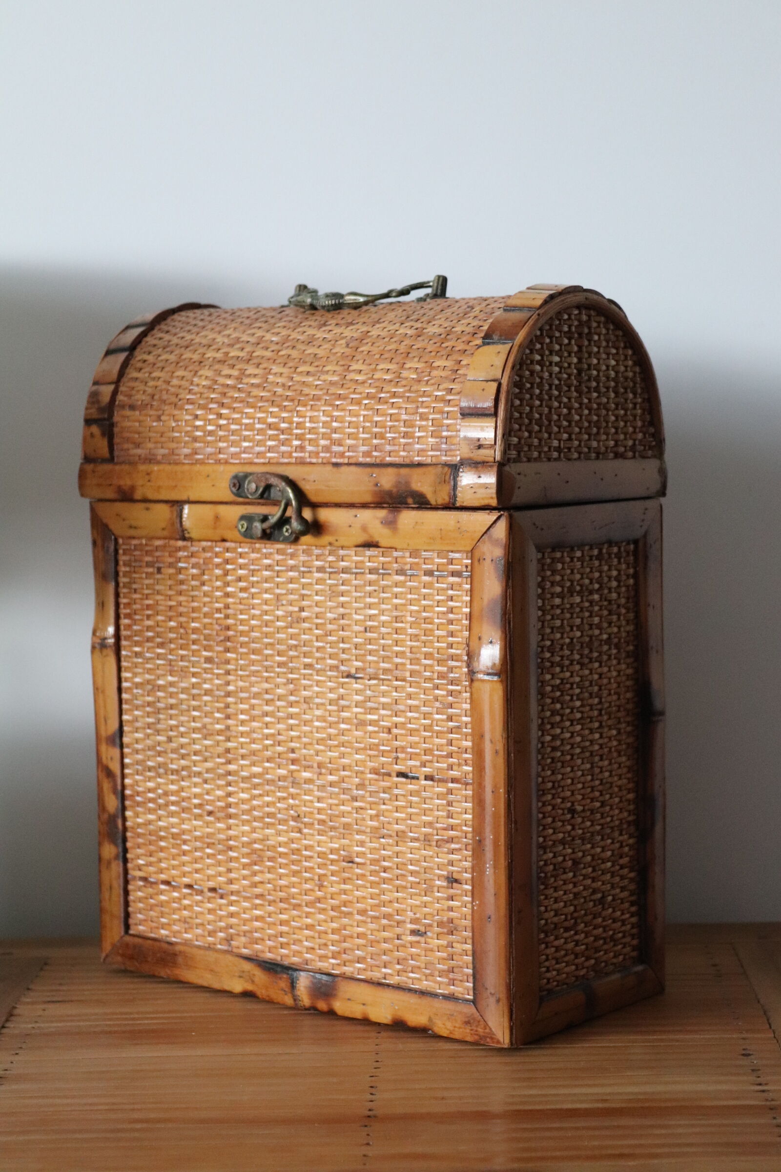Wicker bottle basket and bamboo
