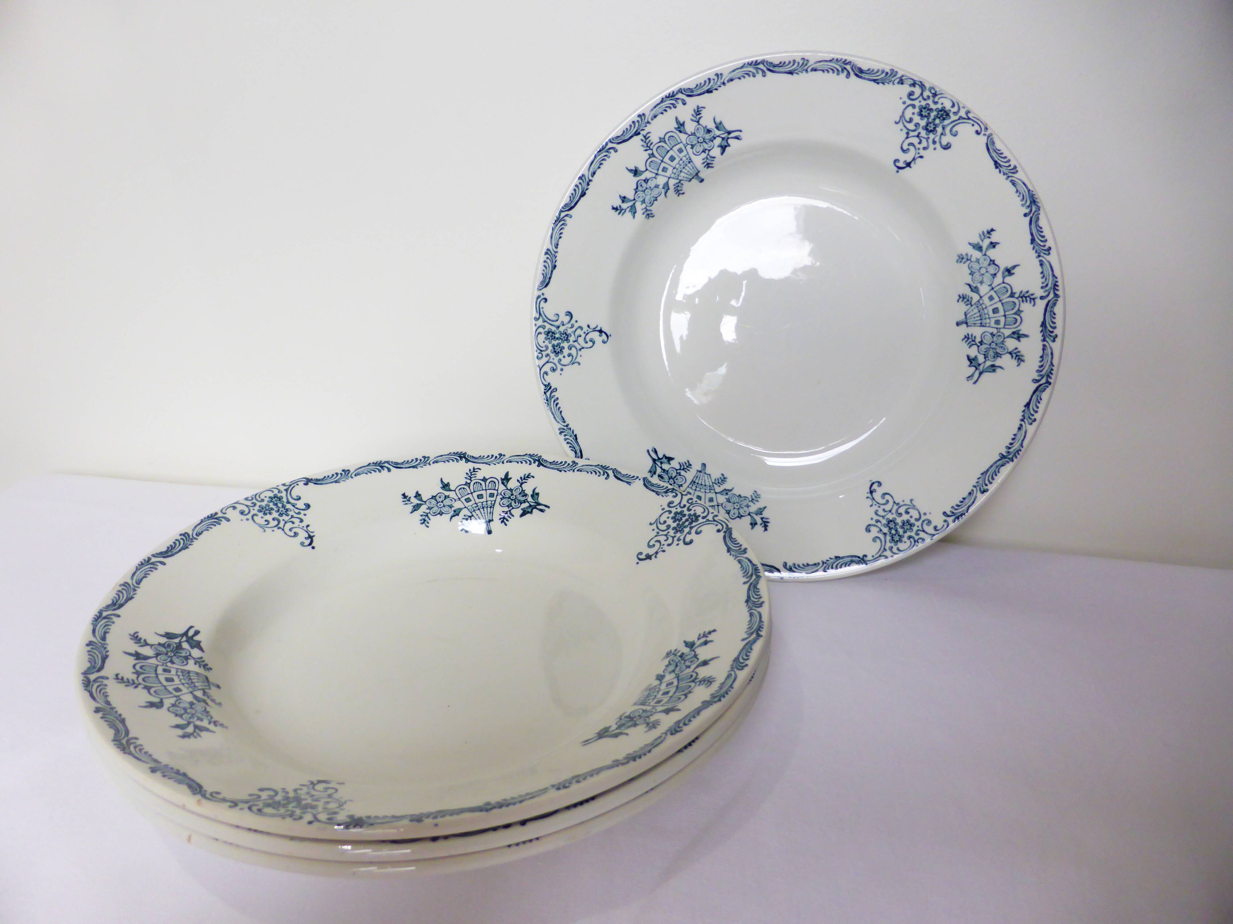 4 assiettes creuses en terre de fer de St Amand 220504