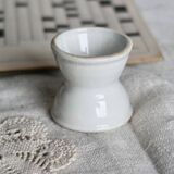 Coquetier diabolo ancien en faïence blanche