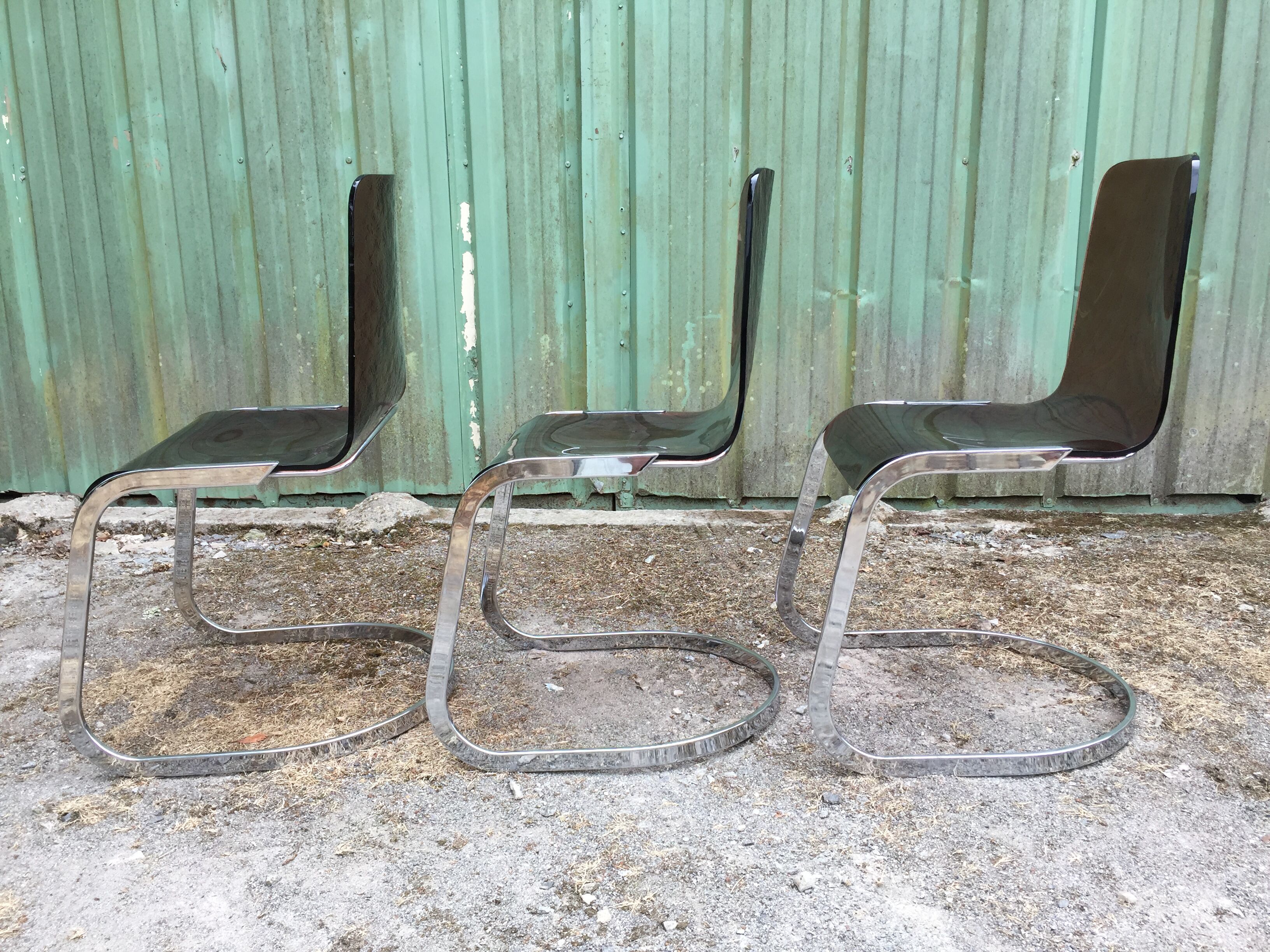 Chairs in plexiglas with chrome metal base