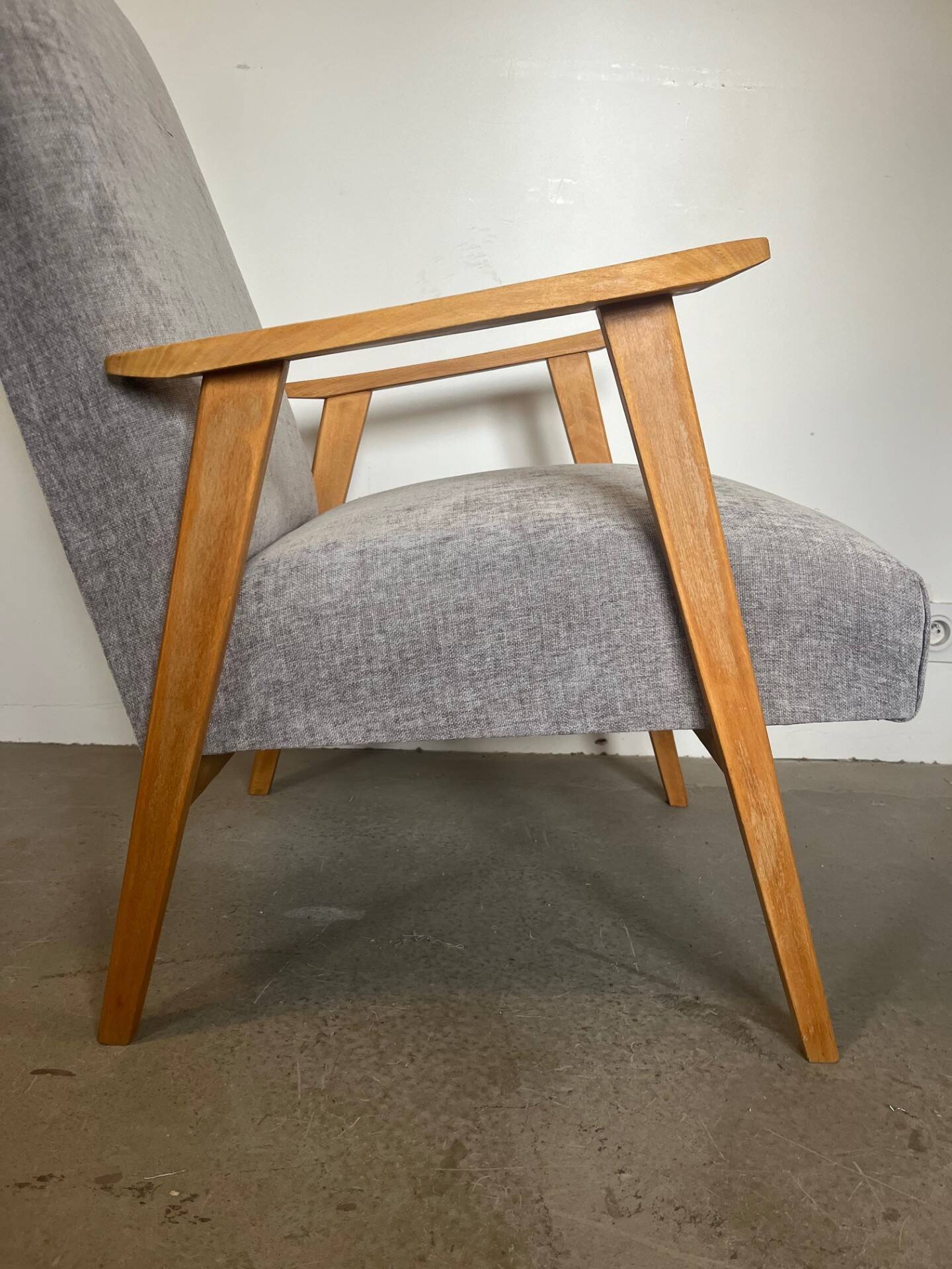 Fauteuil vintage retapissé en gris clair