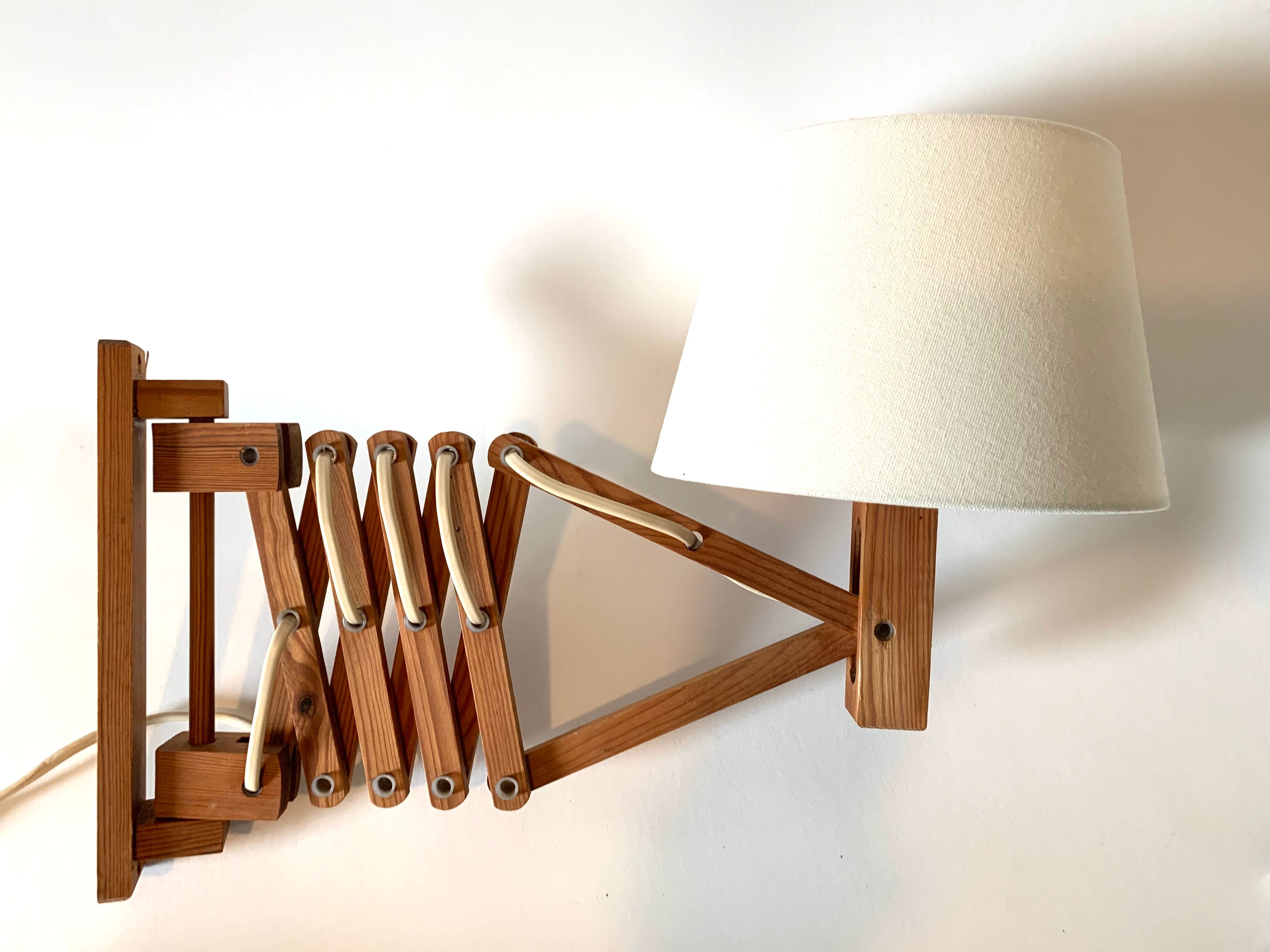 Extendable wooden wall lamp